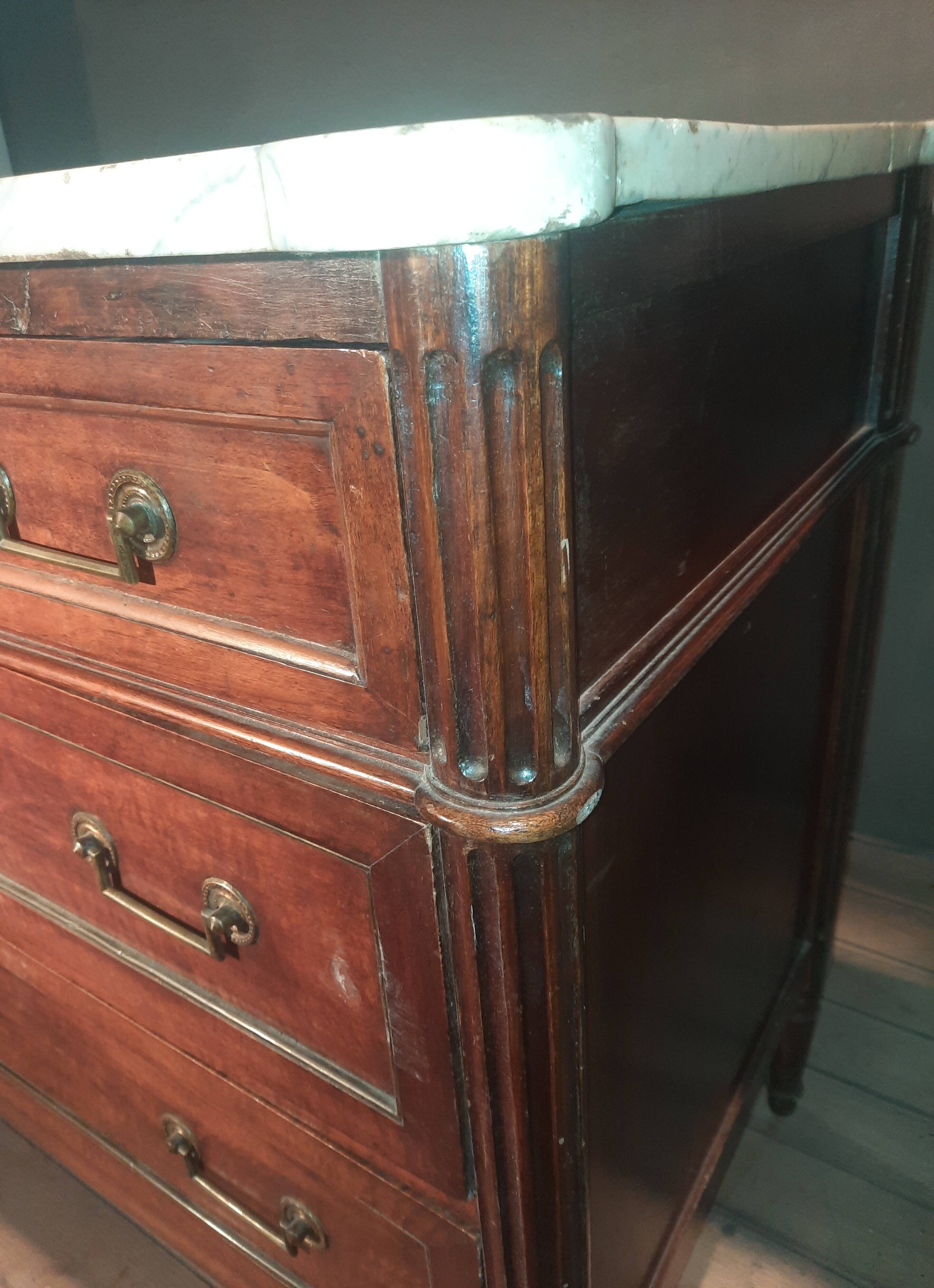 Commode d'époque Louis XVI  dessus marbre