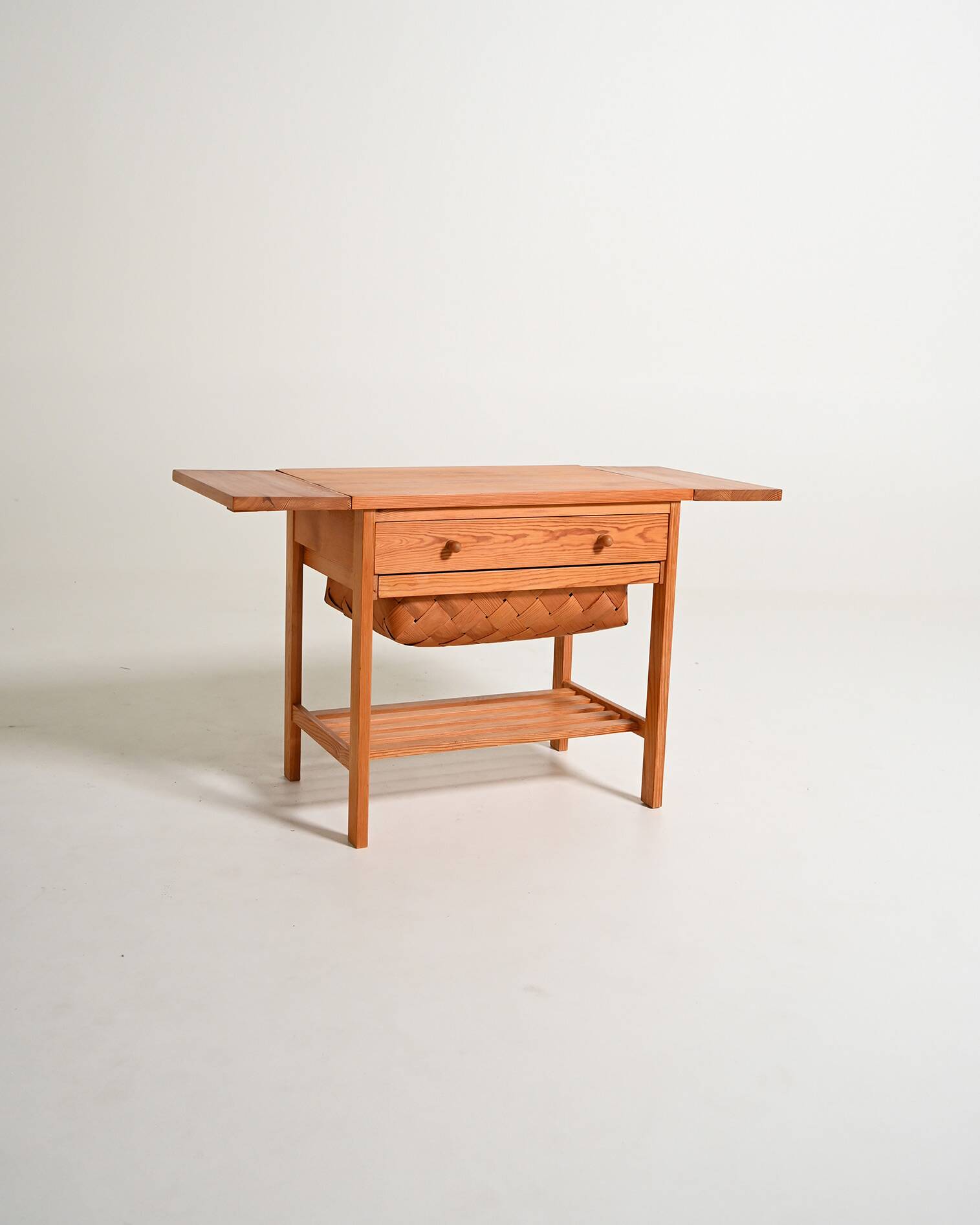 Table d'appoint en pin scandinave, années 1950