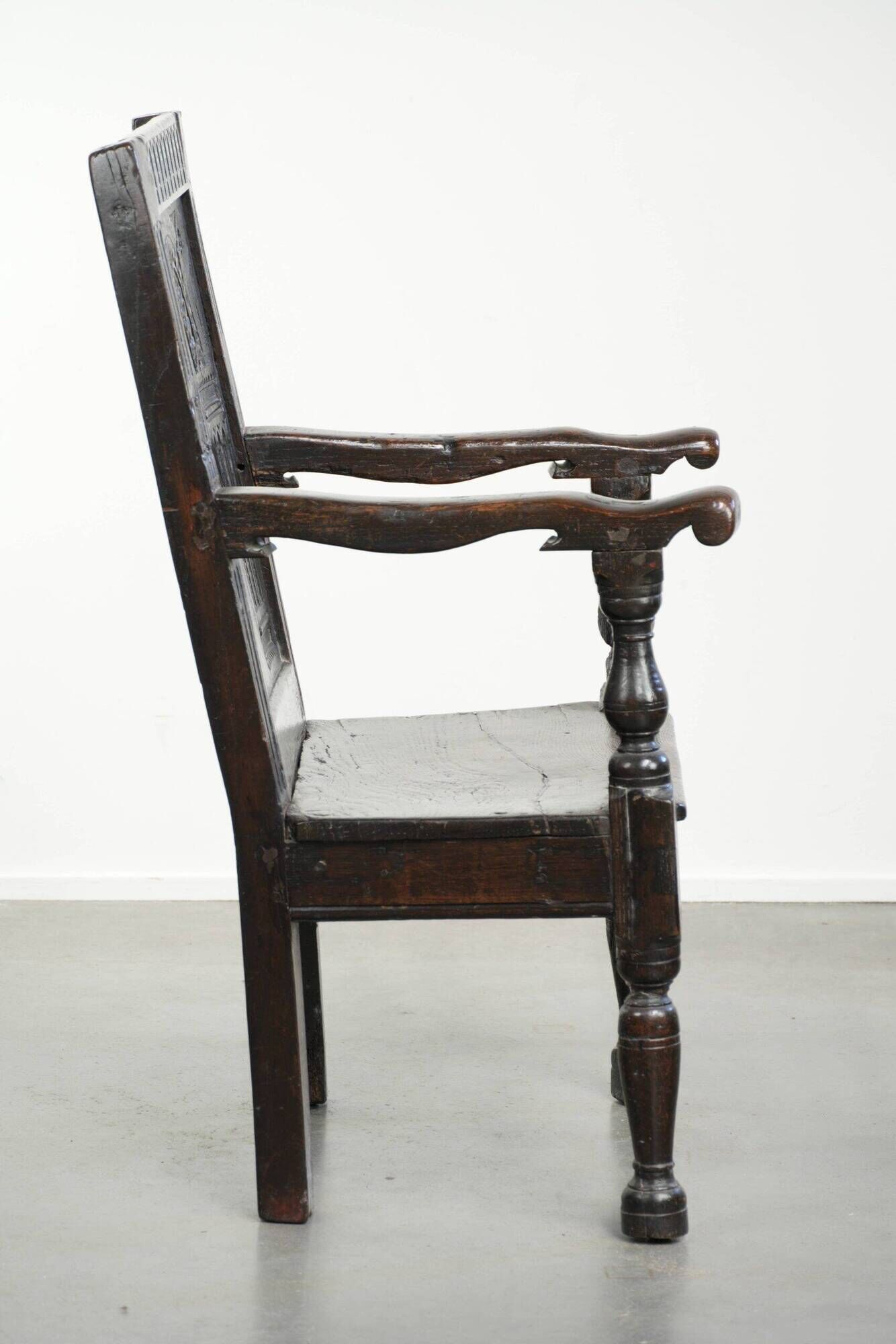 Antique English oak chair / wainscot chair from the 17th century