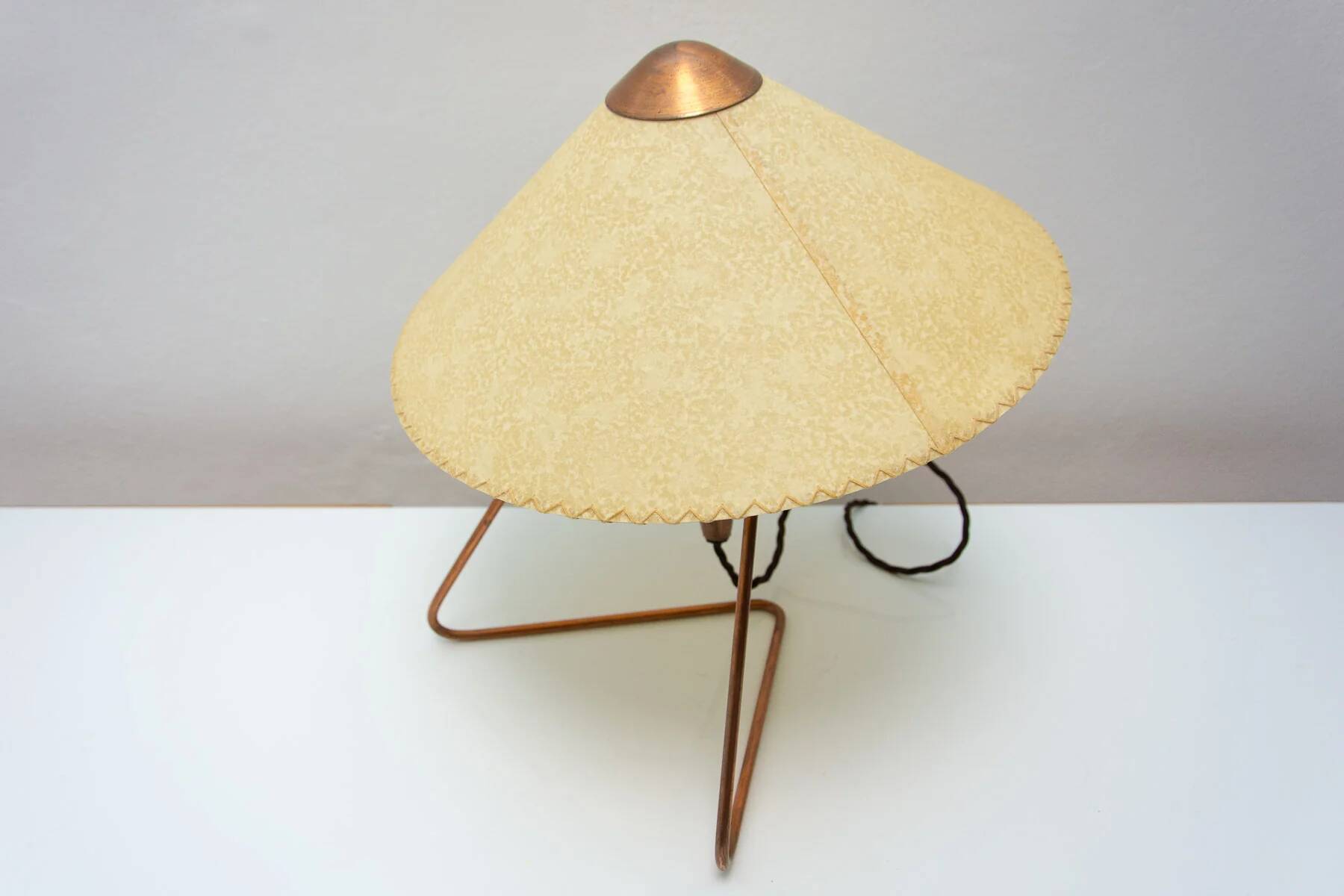 Lampe de table trépied tchèque des années 50 par Helena Frantová.