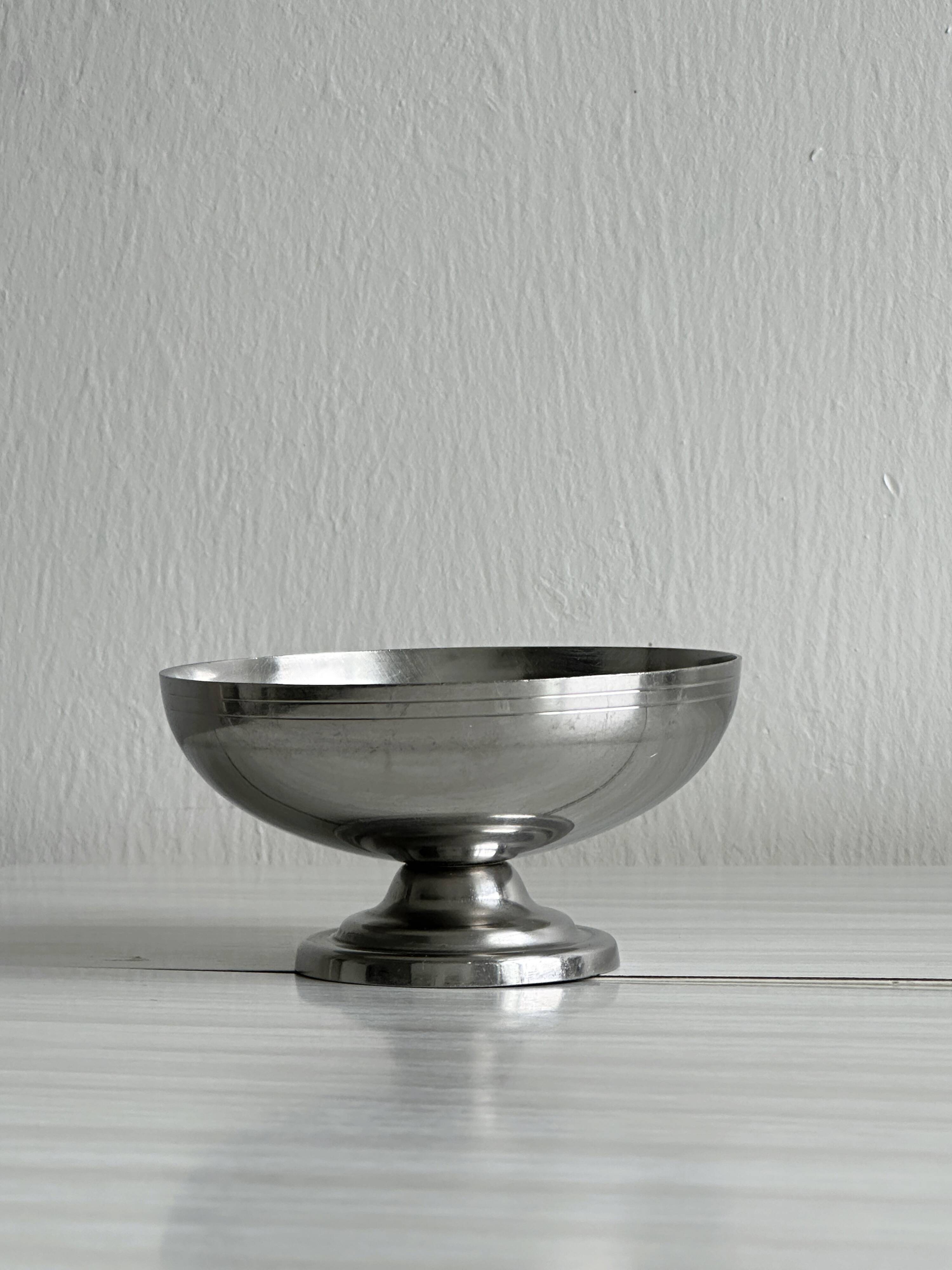 5 silver metal cups.