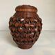 Vase couvert en bois recouvert de bambou tressé