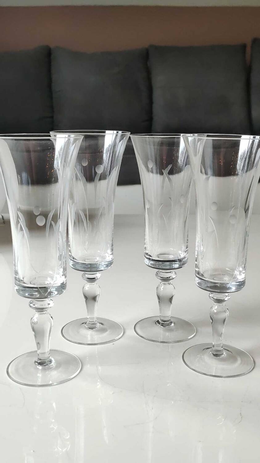 Set of 8 champagne flutes, flared neck. In crystal. Frosted plant motifs.