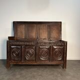 Large English chest from the 17th century in carved oak.