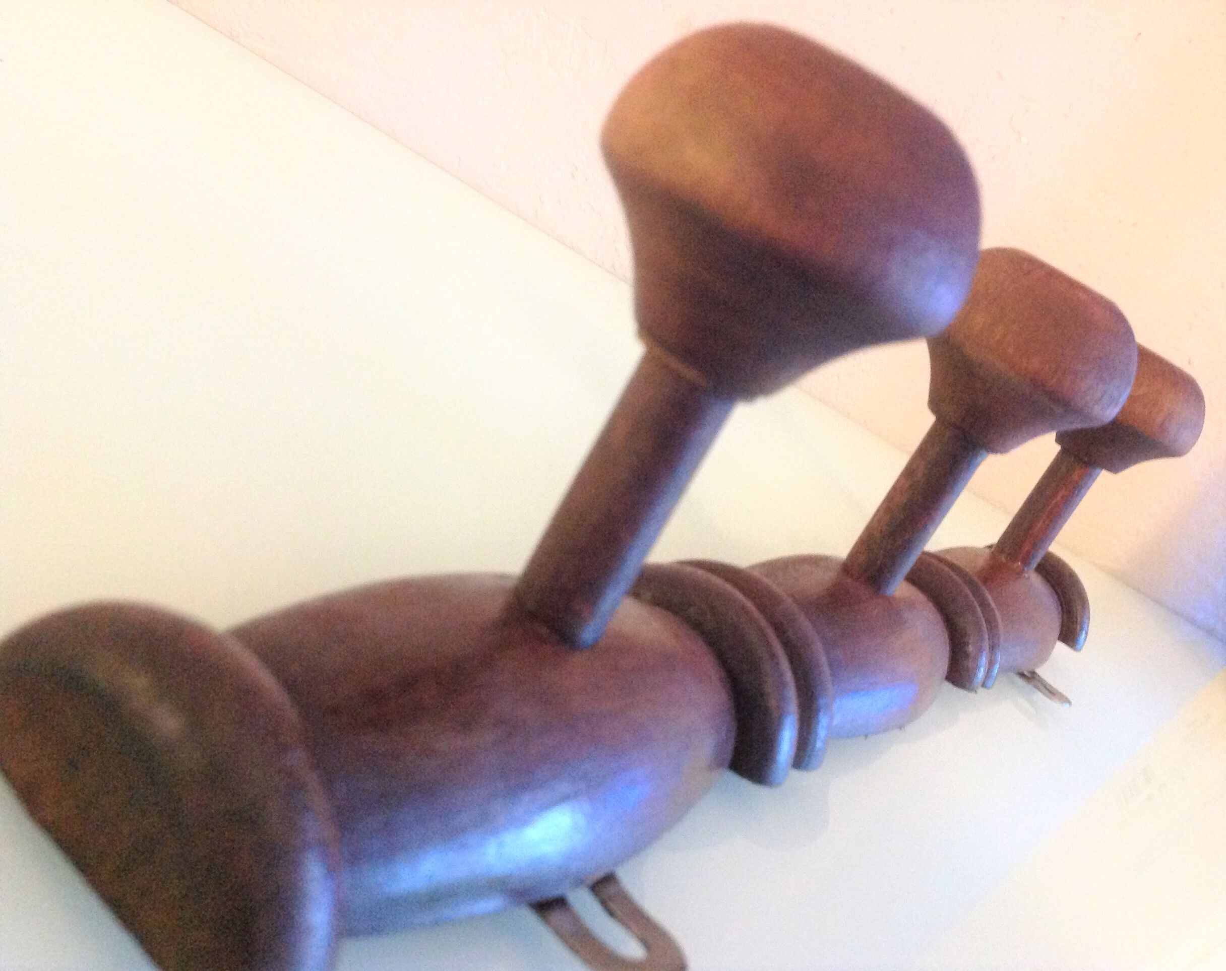 Three-headed wooden patère