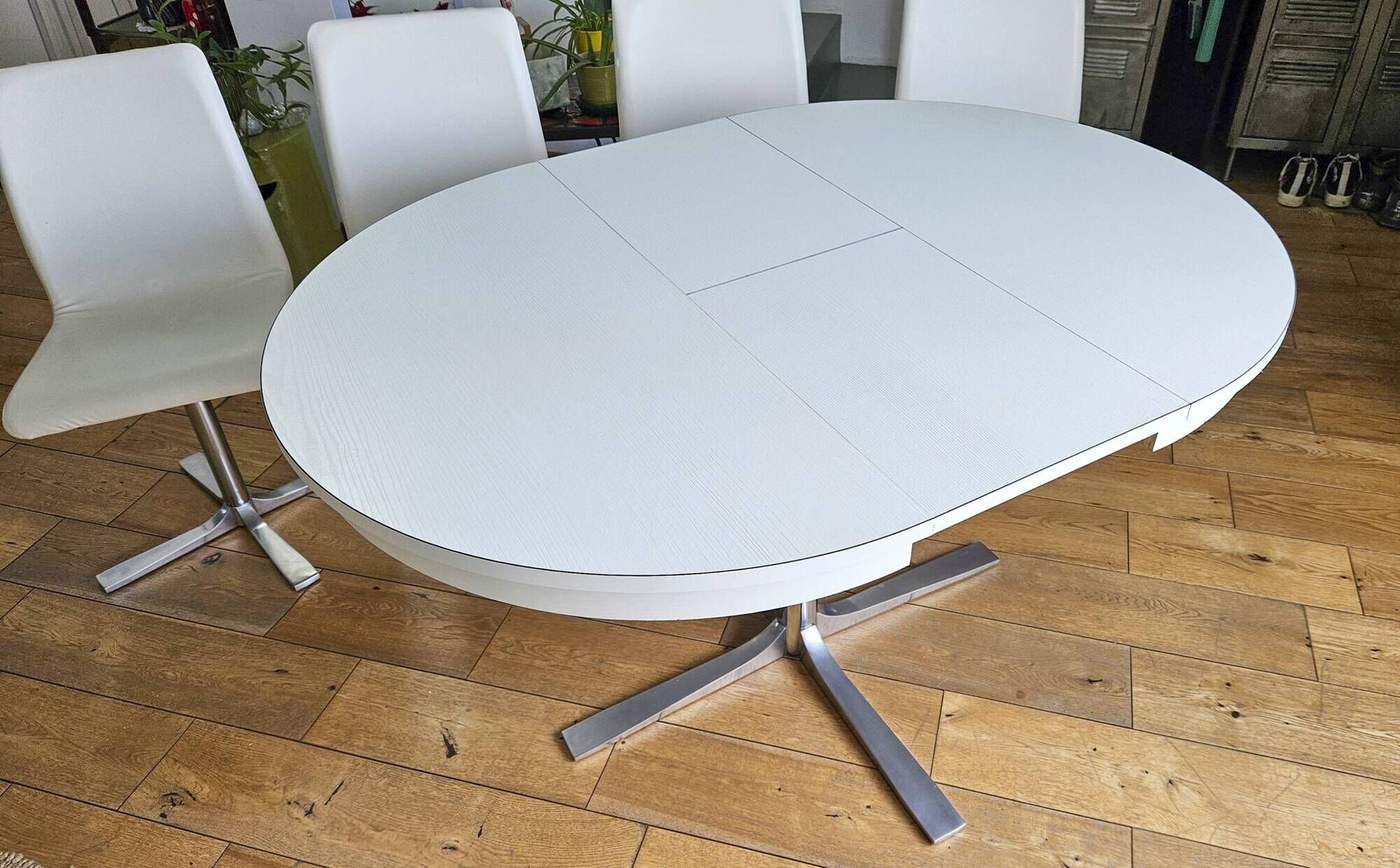 Extendable round table in white formica and 4 matching chairs by Roche Bobois.