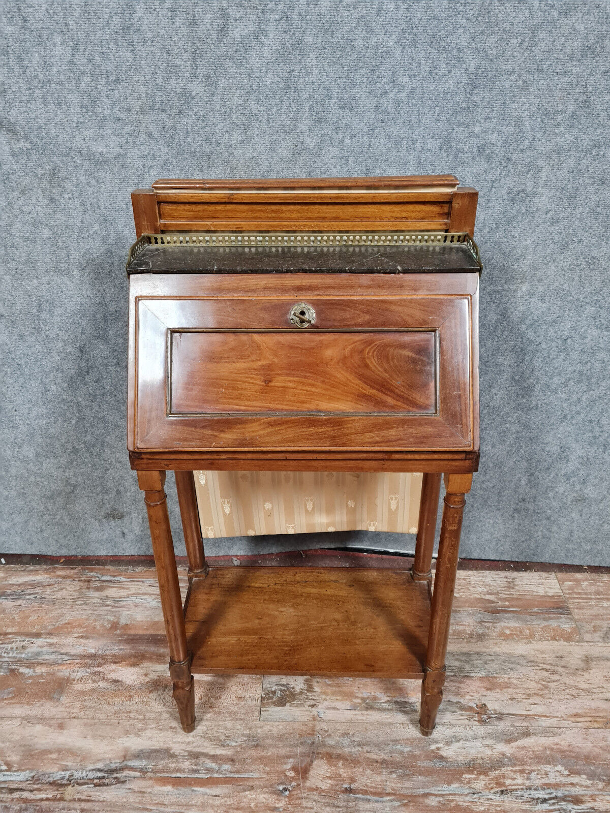 Louis XVI era sweet banknote with removable mahogany upper part circa 1780