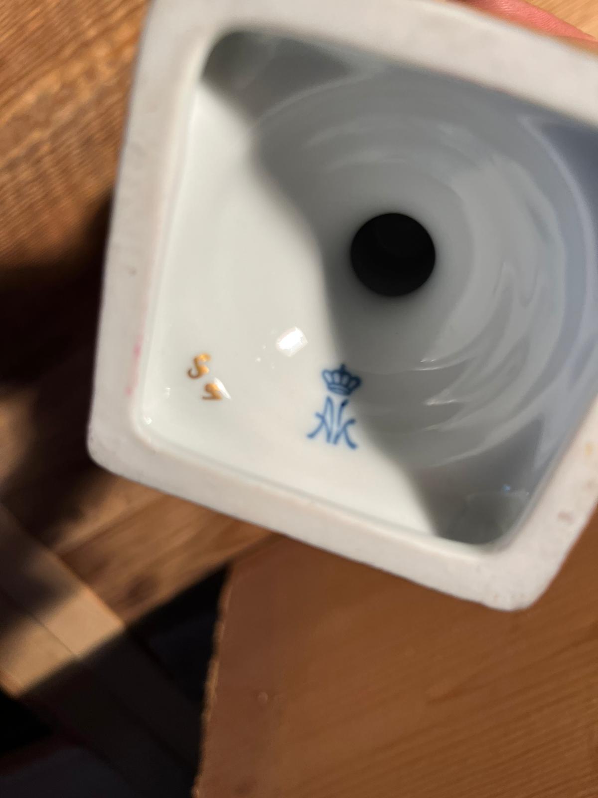 Ancient Medici vase porcelain empire