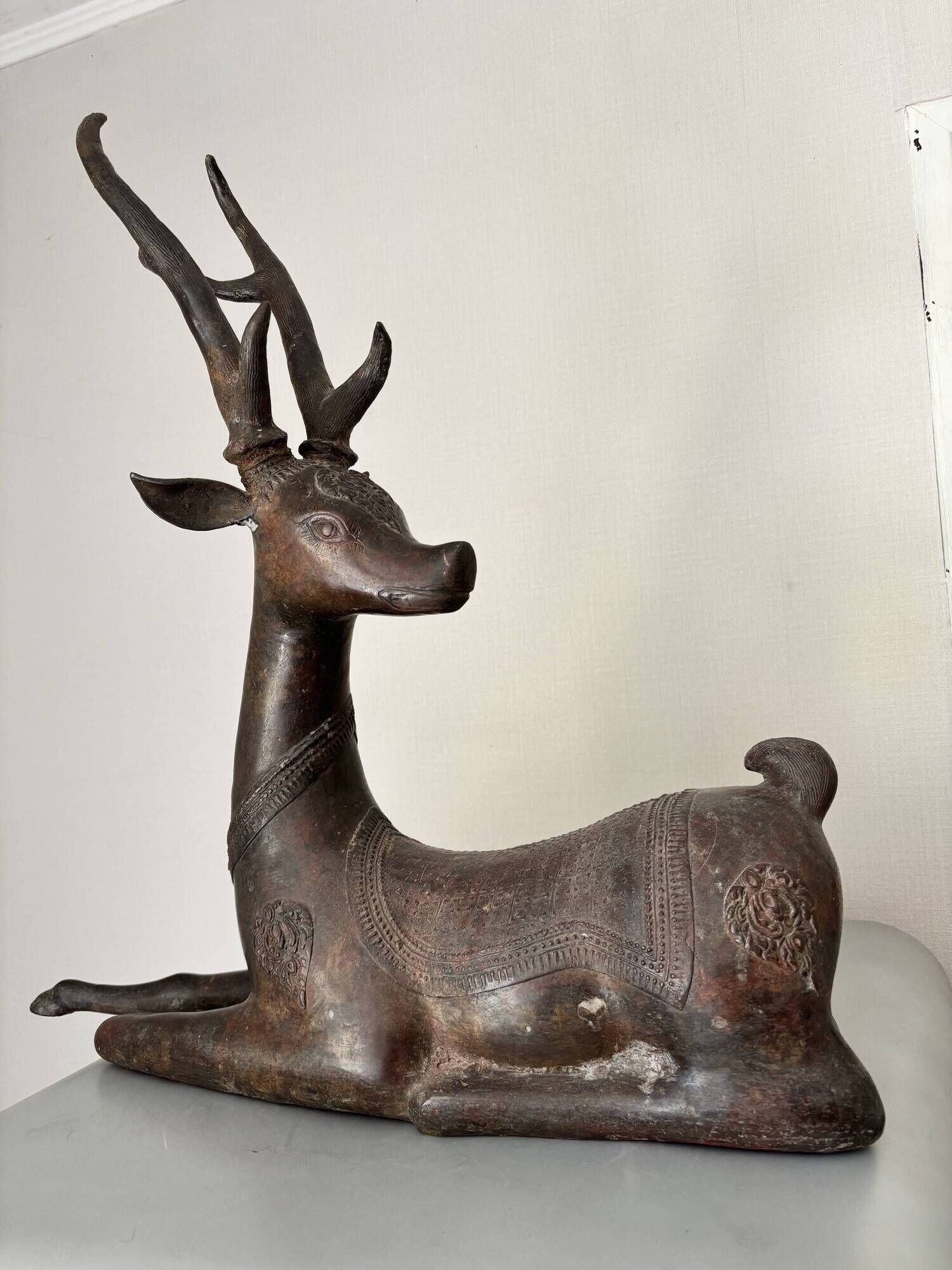 Solid bronze deer 20kg (1979), with period sales certificate.