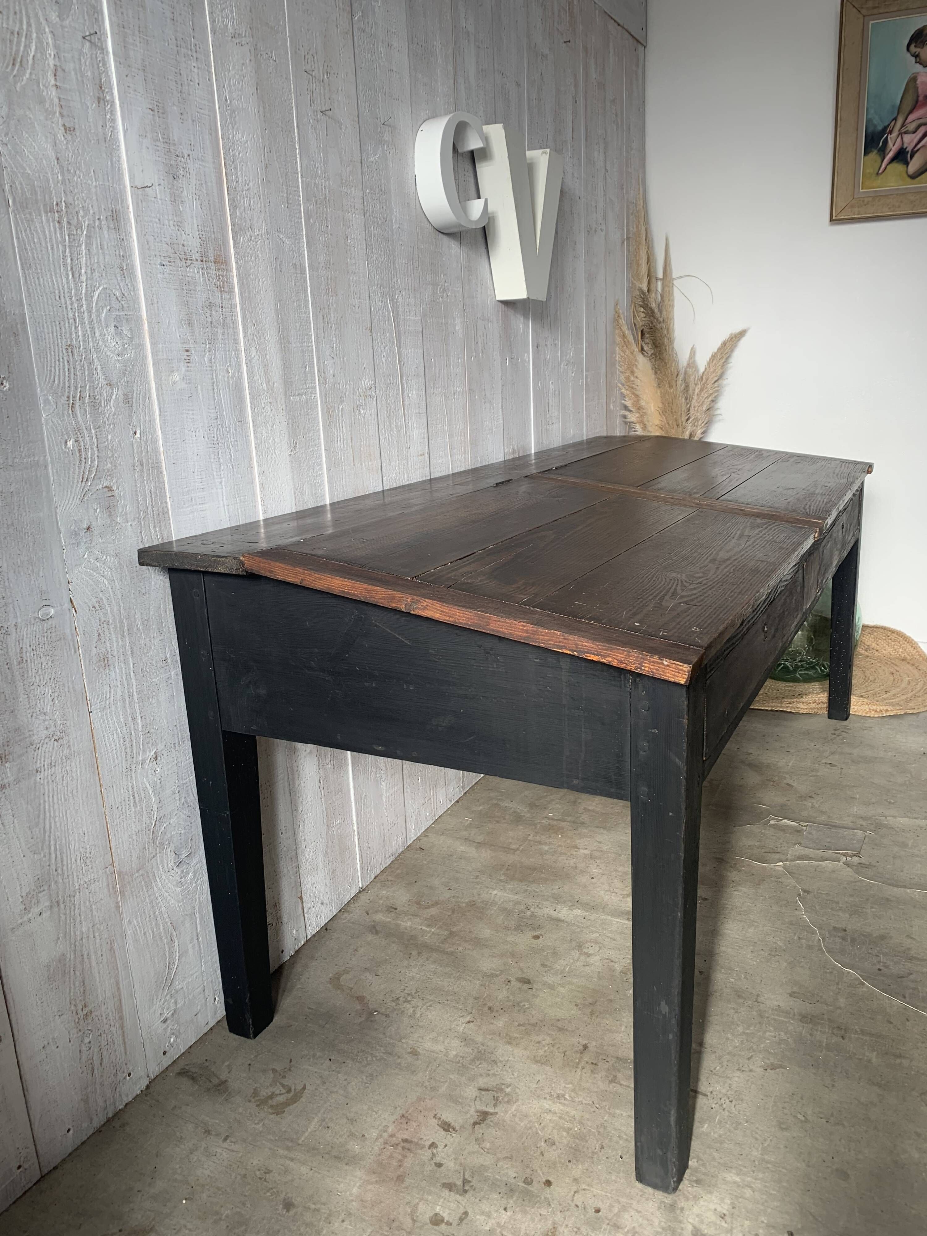 Writing desk/office desk of a notary