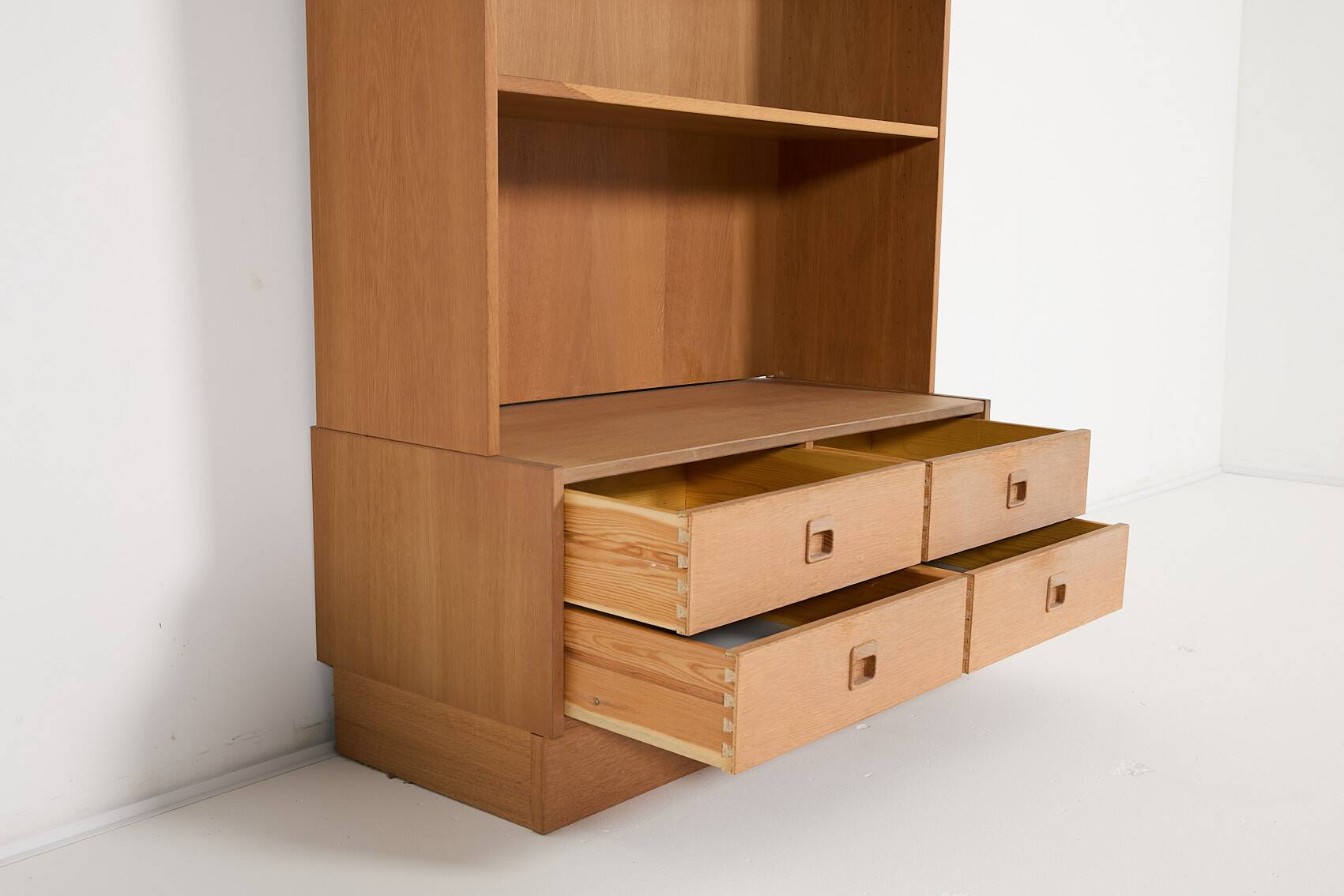Bibliothèque-armoire danoise moderne des années 1970 par Poul Hundevad