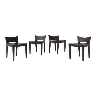 Exceptionnel ensemble de quatre chaises à repas modernistes en chêne teinté provenant de France, datant des années 1960.