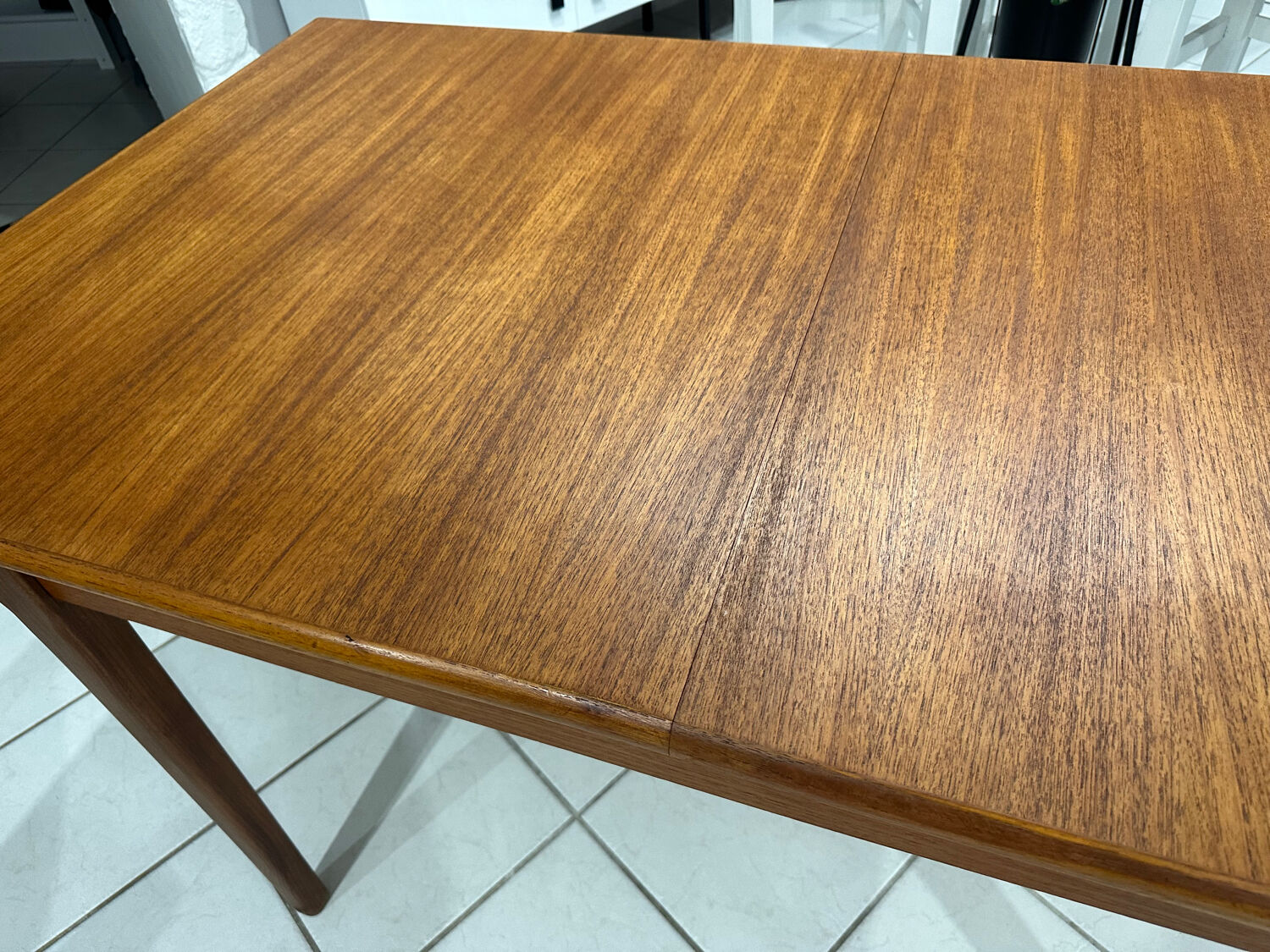 Large extendable Scandinavian table in vintage teak from the 1970s.
