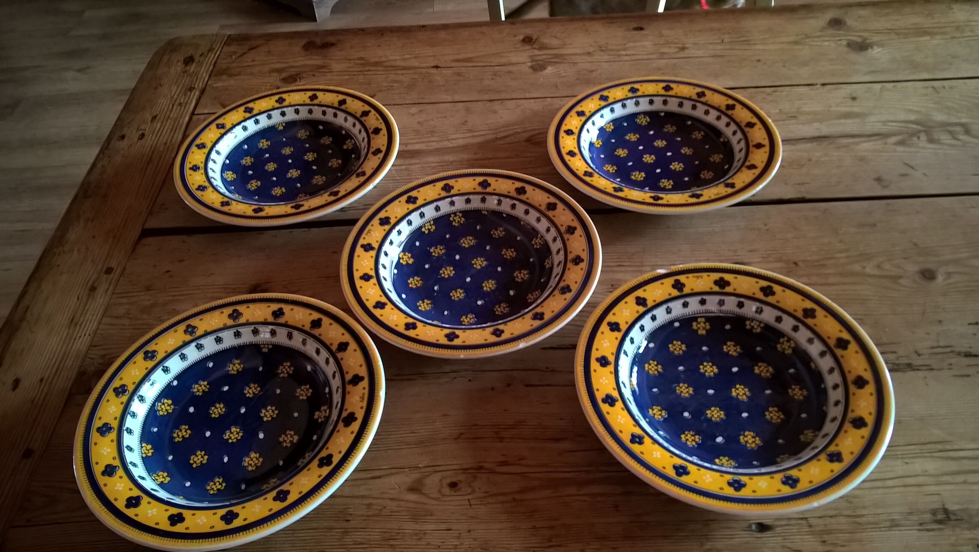 5 Provençal-style plates