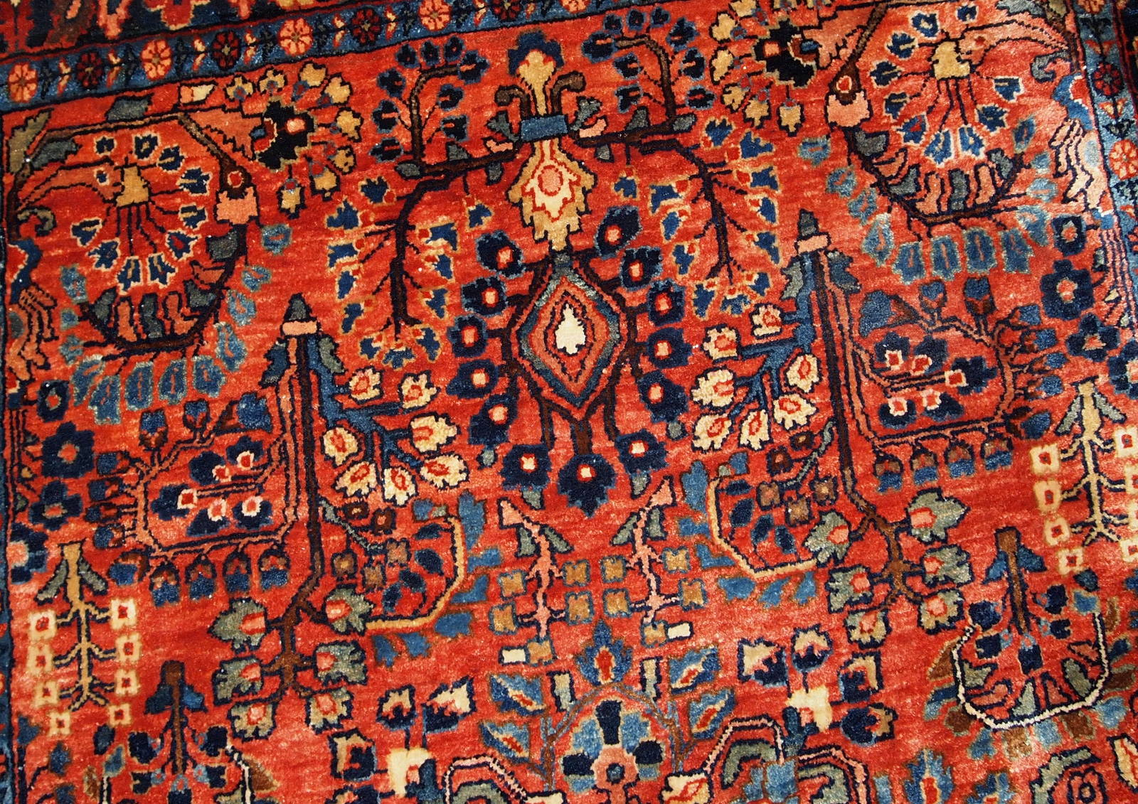 Handmade antique Persian Sarouk rug 3.4' x 5.3' (103cm x 161cm) 1920s - 1B697