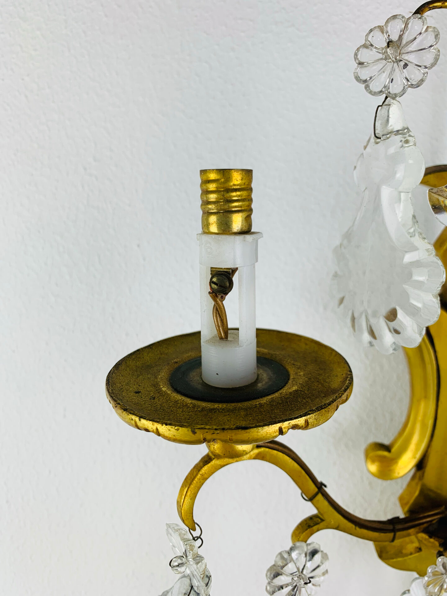 Bronze wall light with rococo style Louis XV pendants.