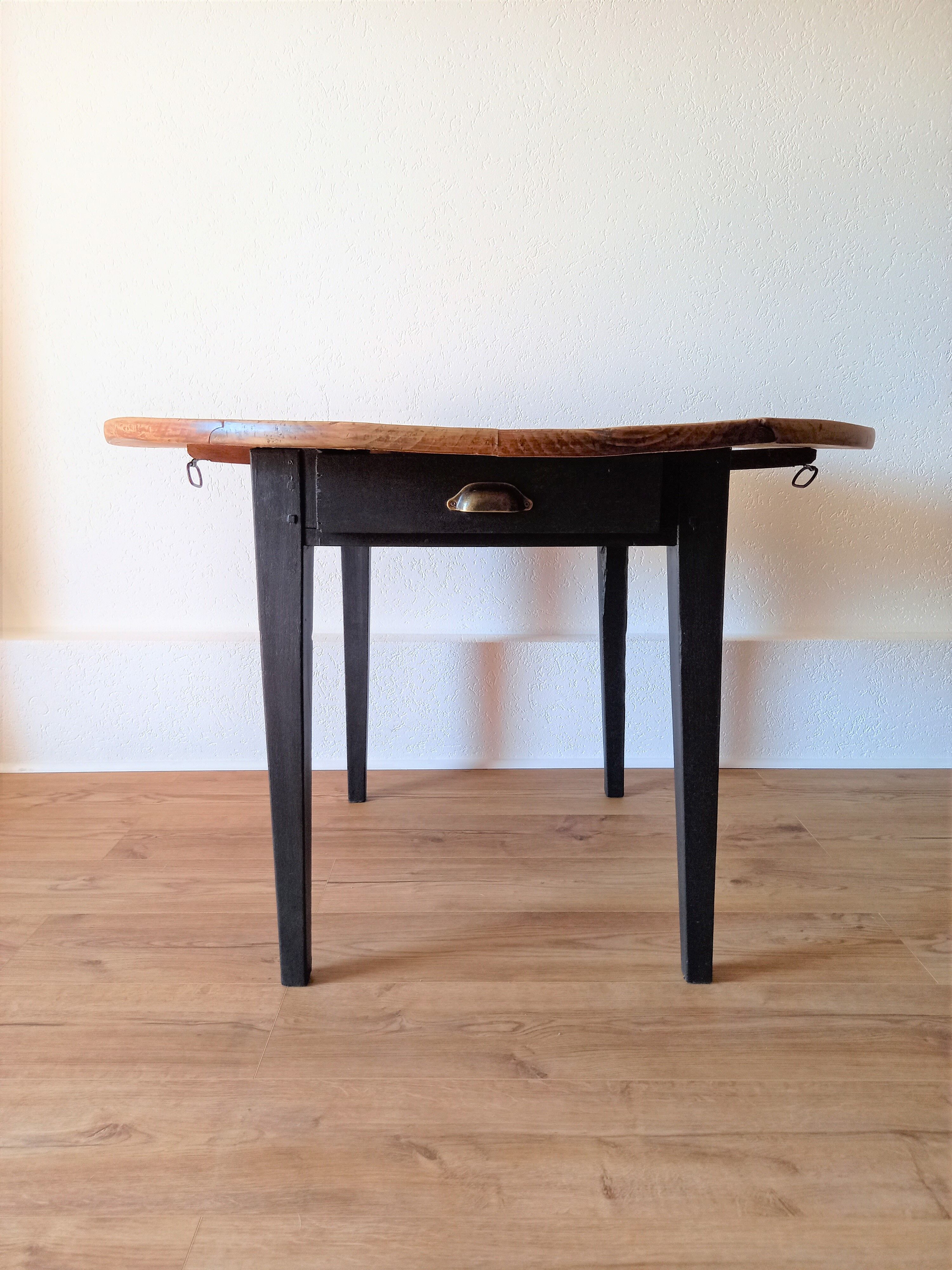 Round table with flaps