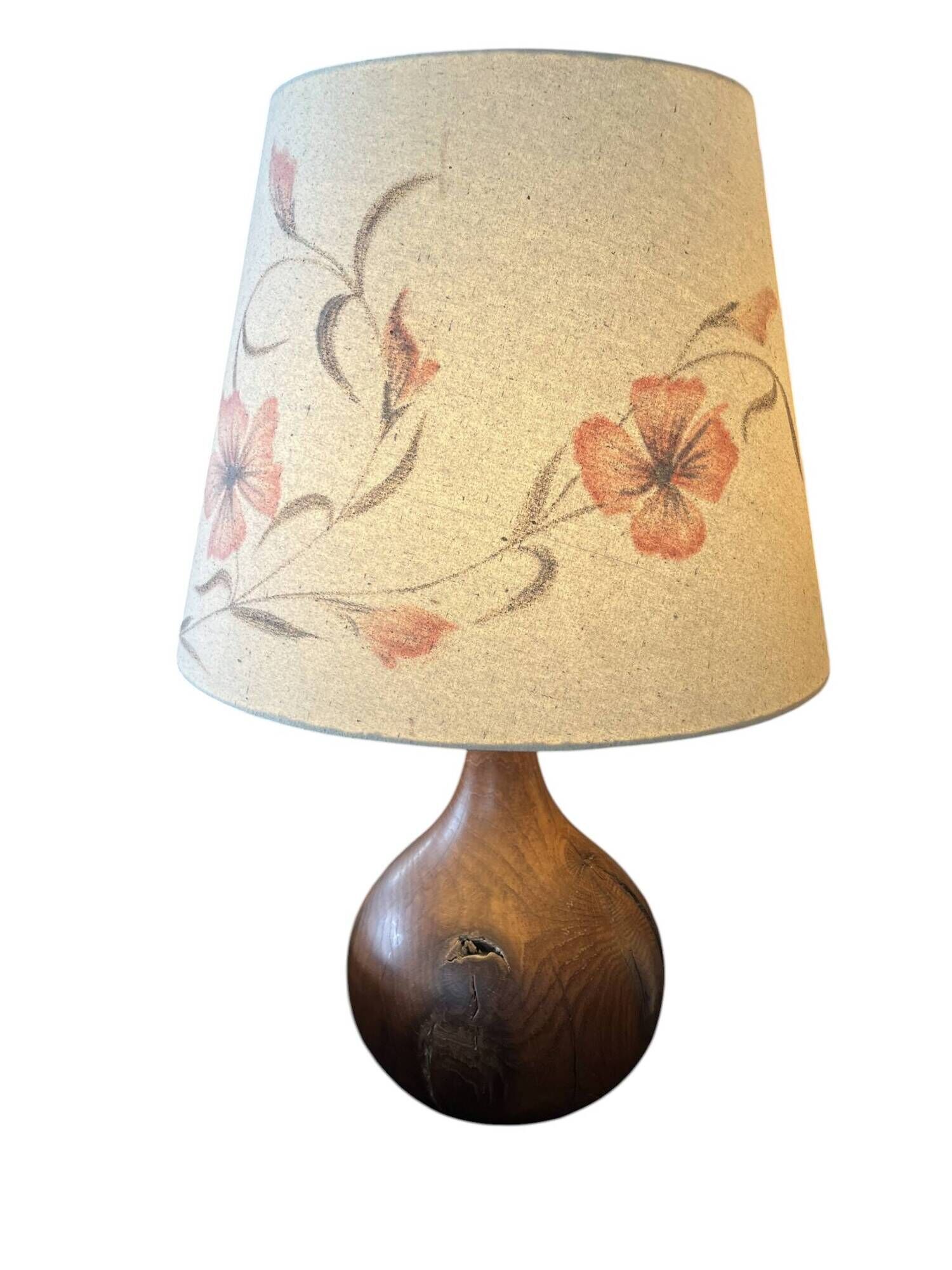 Important wooden floor lamp with a lampshade decorated with flowers from around 1970.