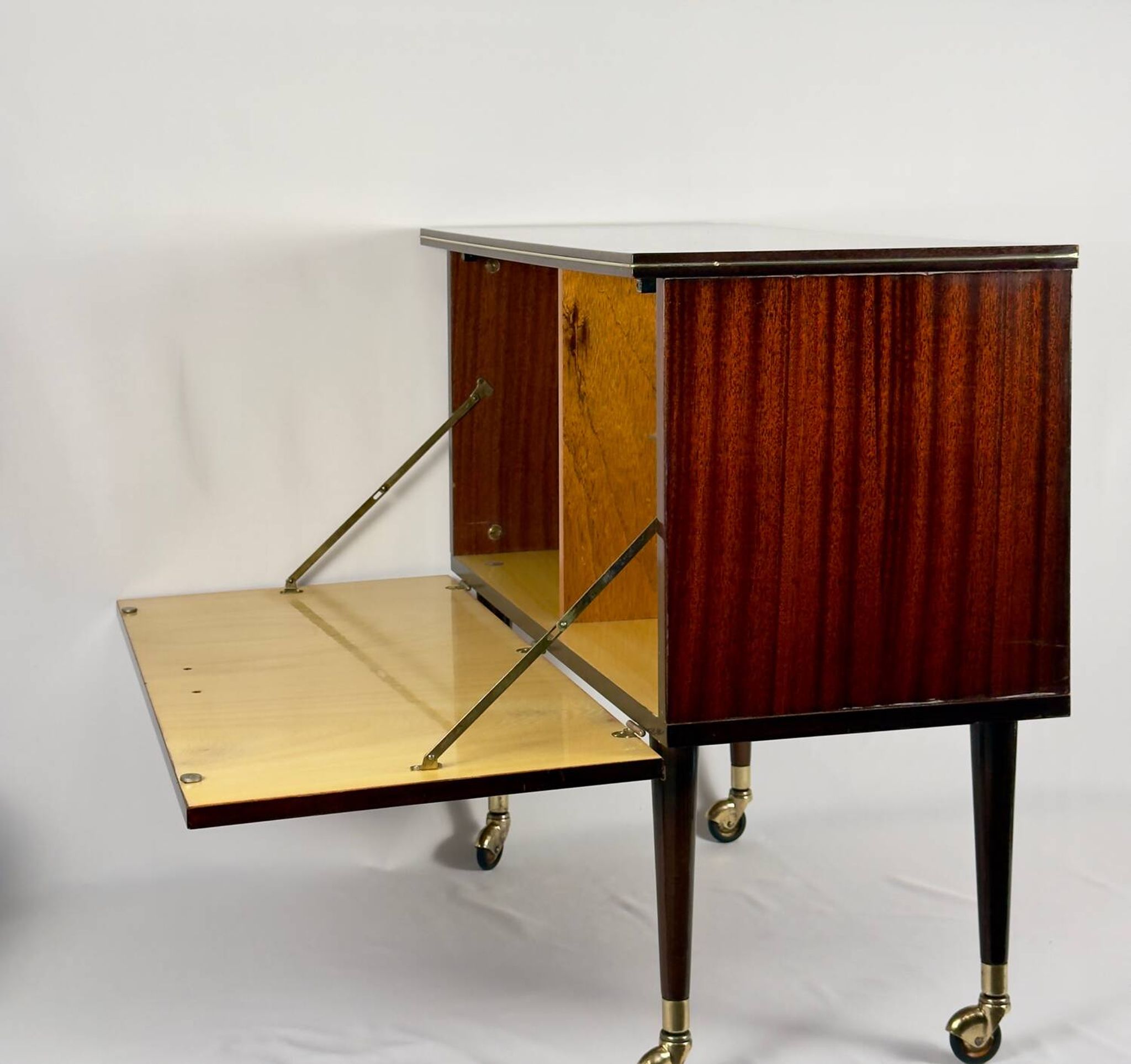 Meuble bar moderne du milieu du siècle sur roulettes en laiton – années 1960