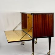 Meuble bar moderne du milieu du siècle sur roulettes en laiton – années 1960