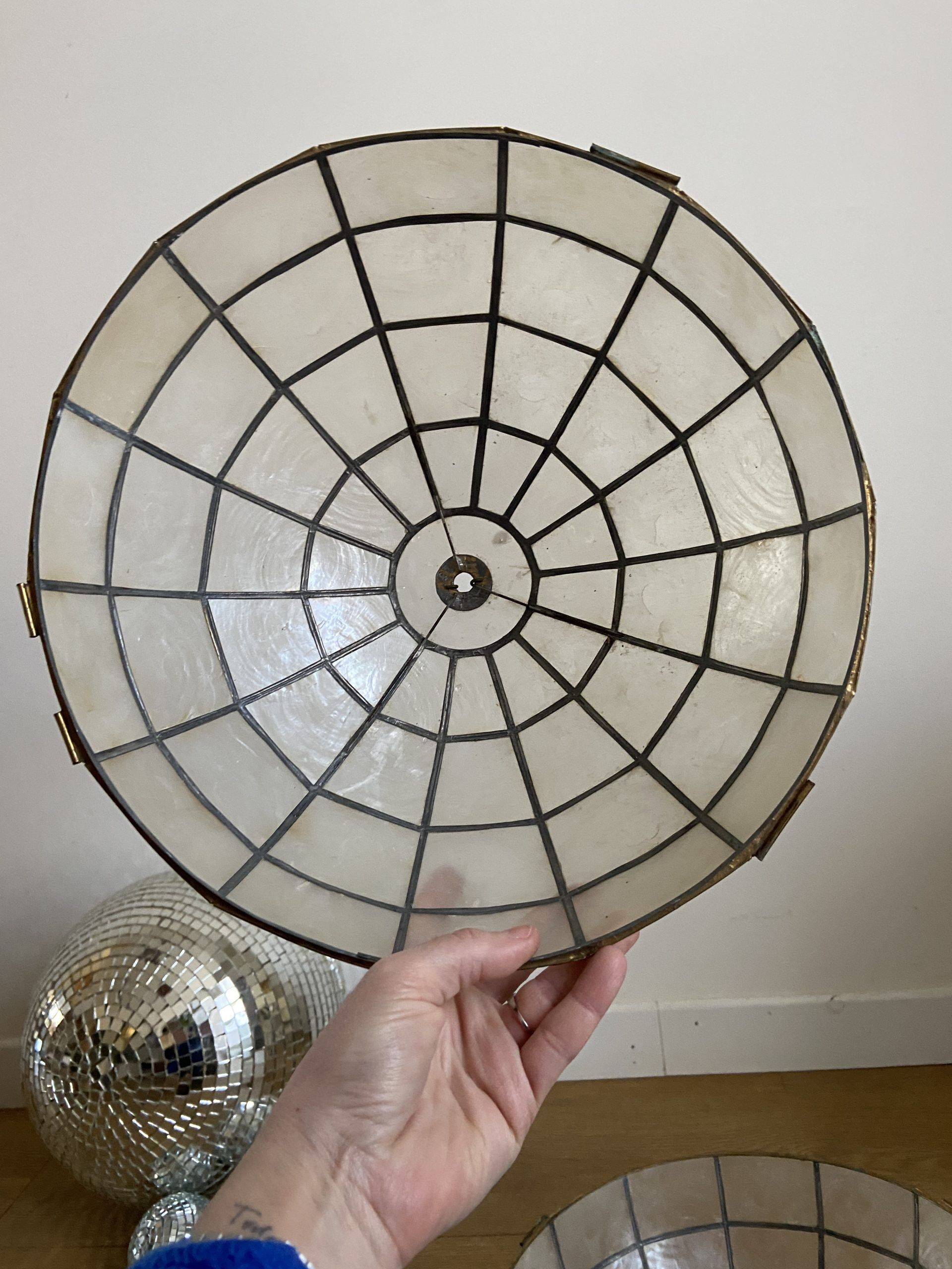 Ball in mother-of-pearl and brass to hang