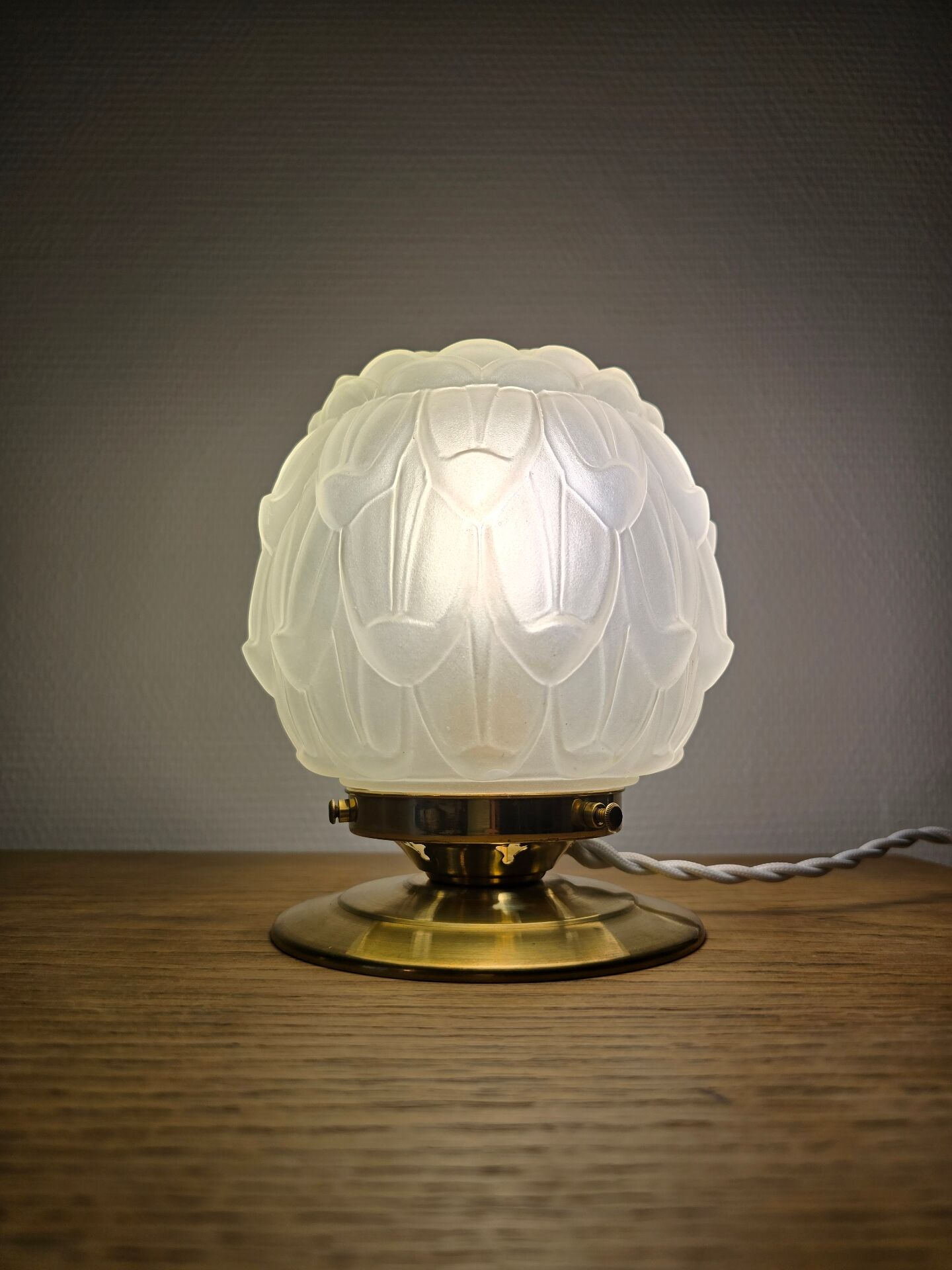 Vintage Art Deco table lamp with its artichoke globe.