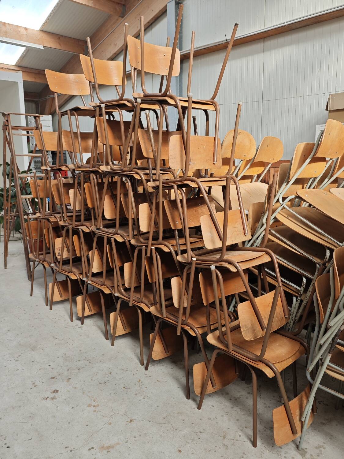 Set of 6 Czech school chairs in metal and wood, Kovona bistro style.