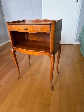 Vintage wooden bedside table in Louis XV style / chic country.
