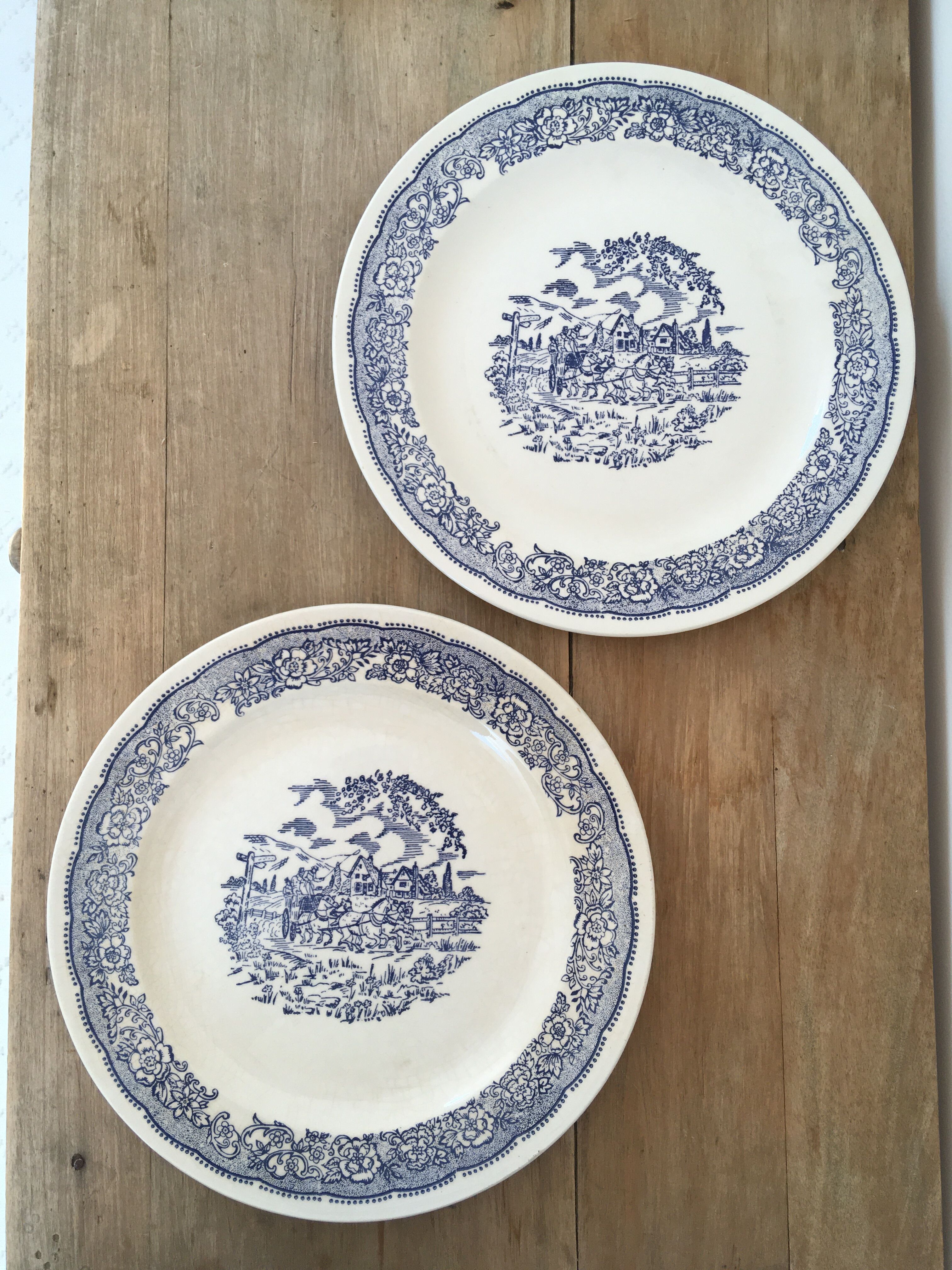 Pair of vintage plates "horses"