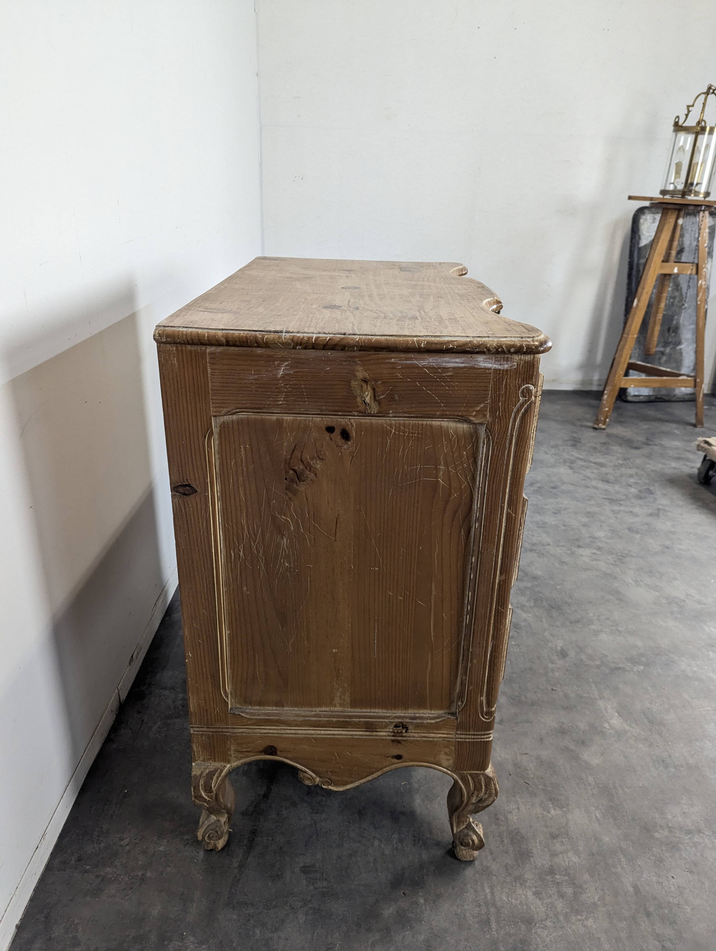 Commode de style Directoire en pin césuré