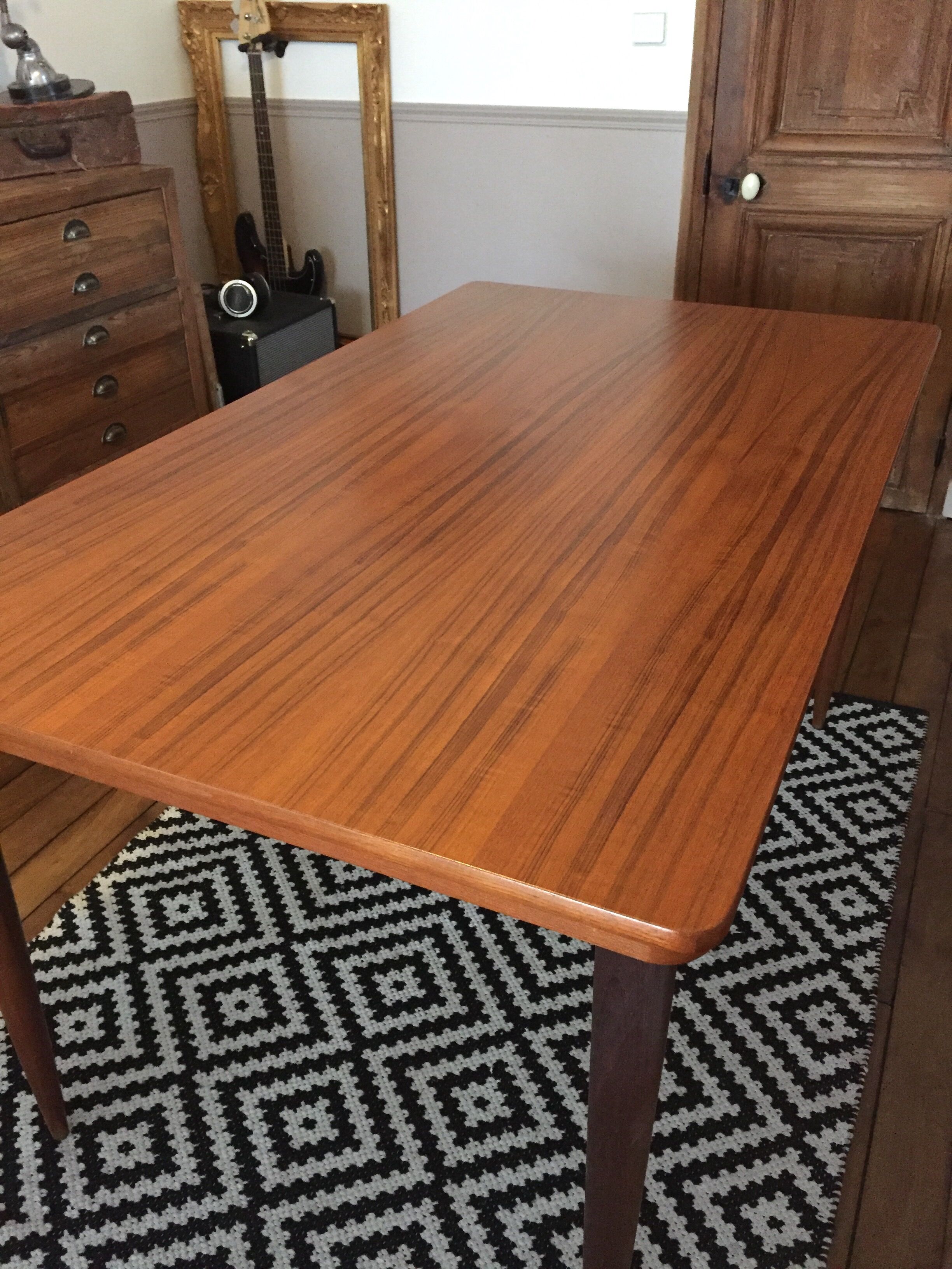 Extendable Scandinavian table