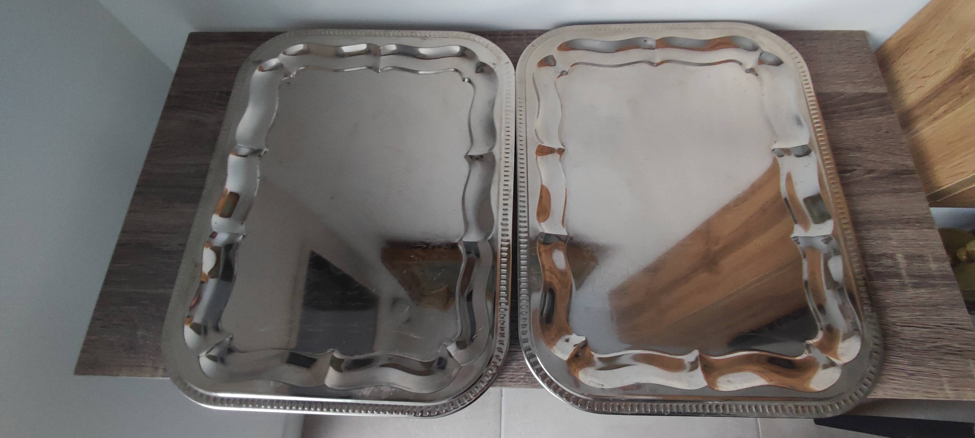 2 rectangular silver-plated metal dishes with an 80s pattern.