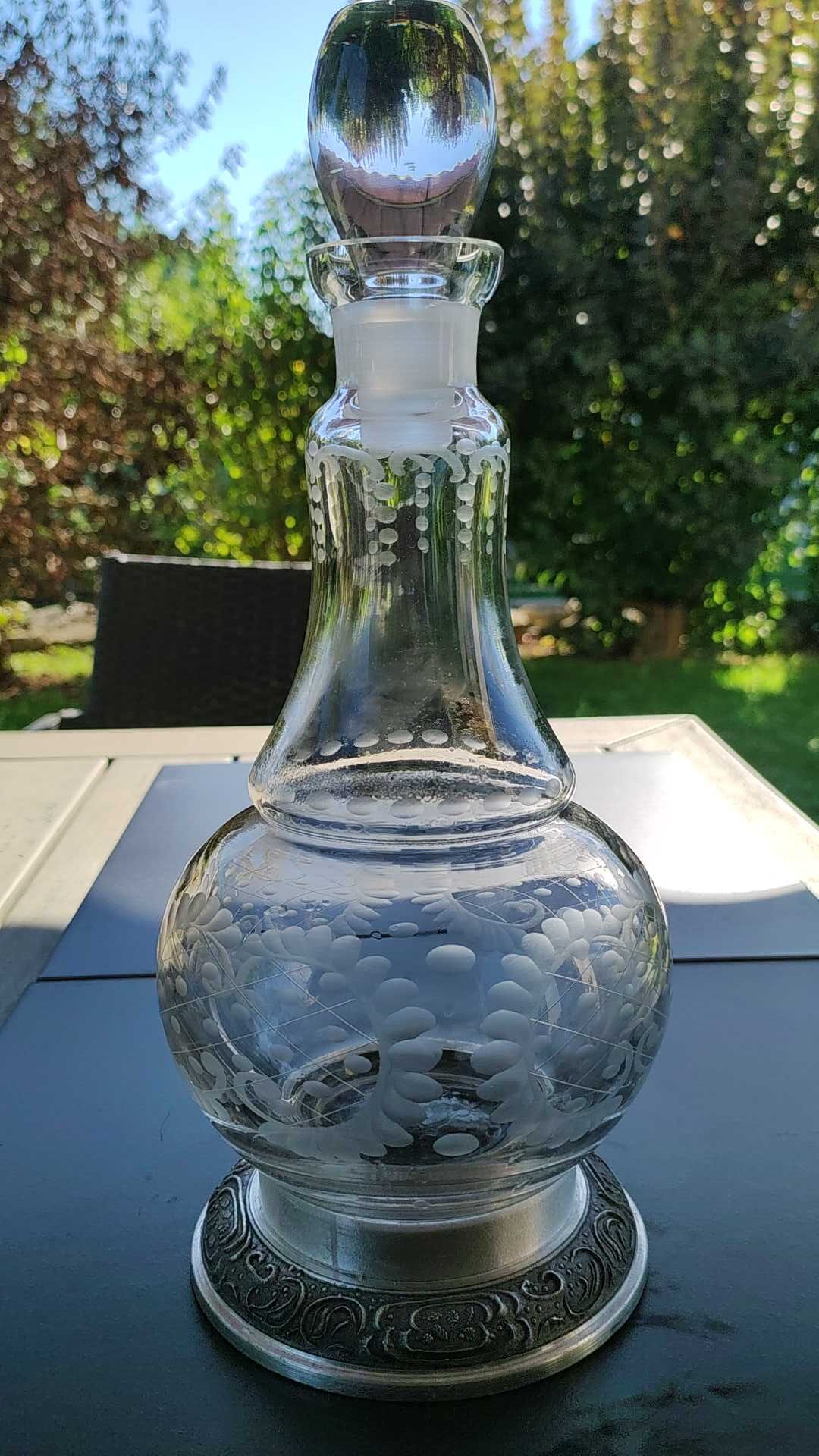 Refined carafe ball shape, pear neck. in finely engraved crystal