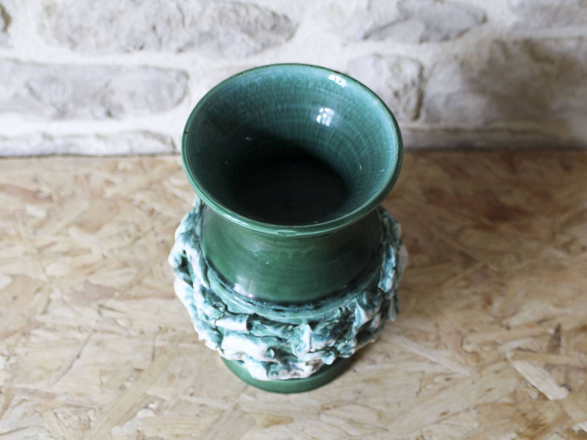 Vase en céramique à décor en barbotine