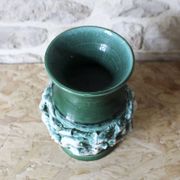 Vase en céramique à décor en barbotine