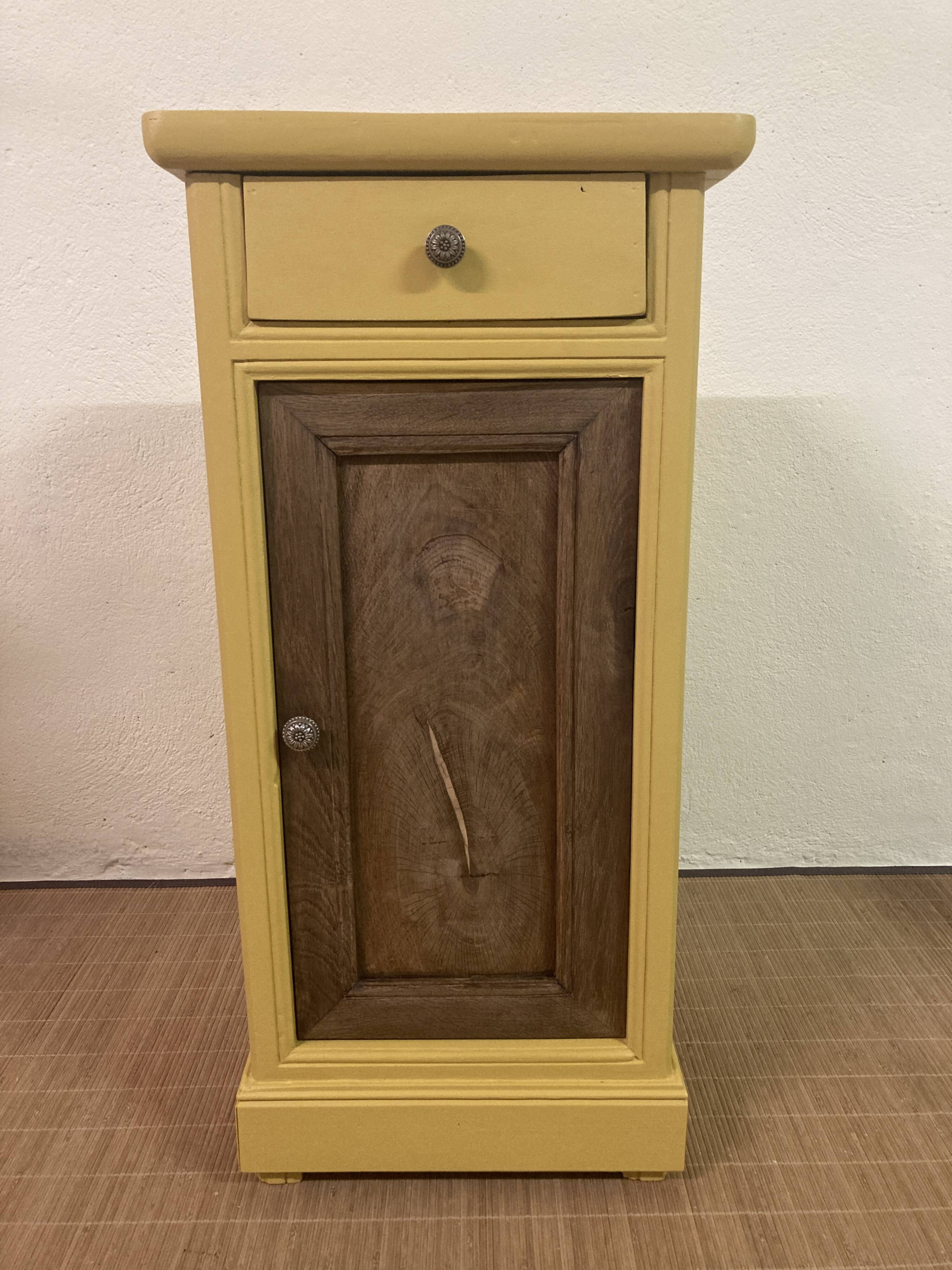 Petit meuble d'appoint ancien revisité – bois naturel et jaune moutarde
