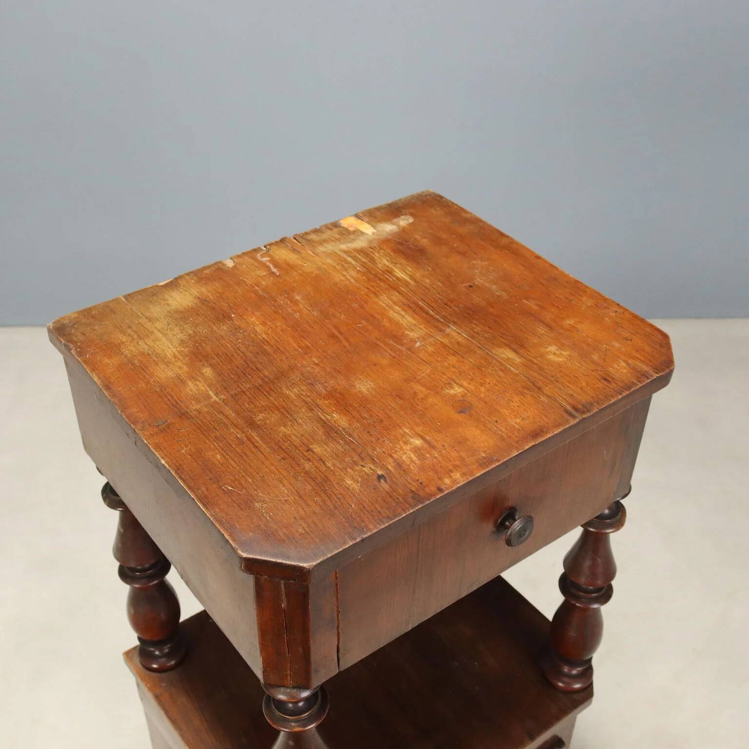 Antique Louis-Philippe bedside table in walnut, Italy, 19th century.