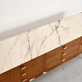 Enfilade italienne en teck, marbre de Carrare, laiton et acier, années 50