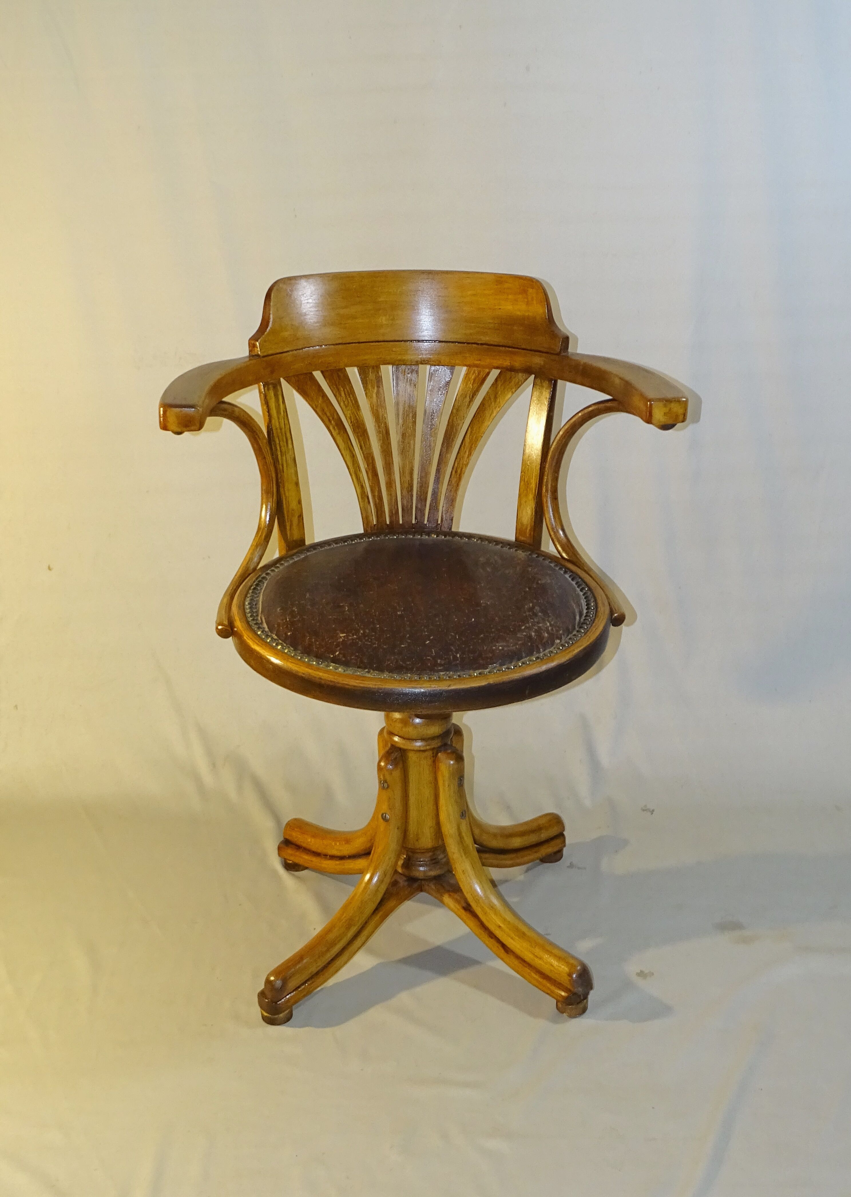 1930 wooden-curved office chair
