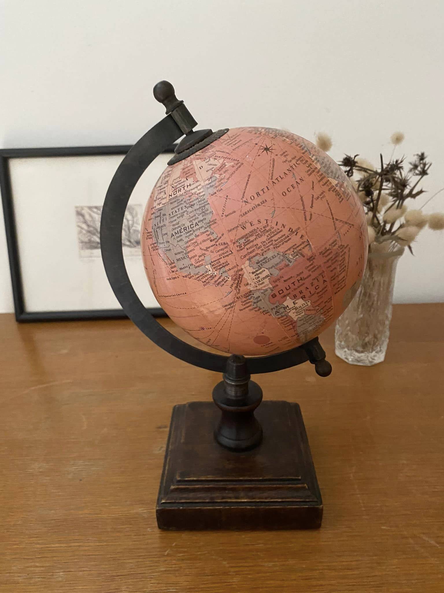 Petit globe terrestre sur pied en bois