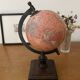 Petit globe terrestre sur pied en bois