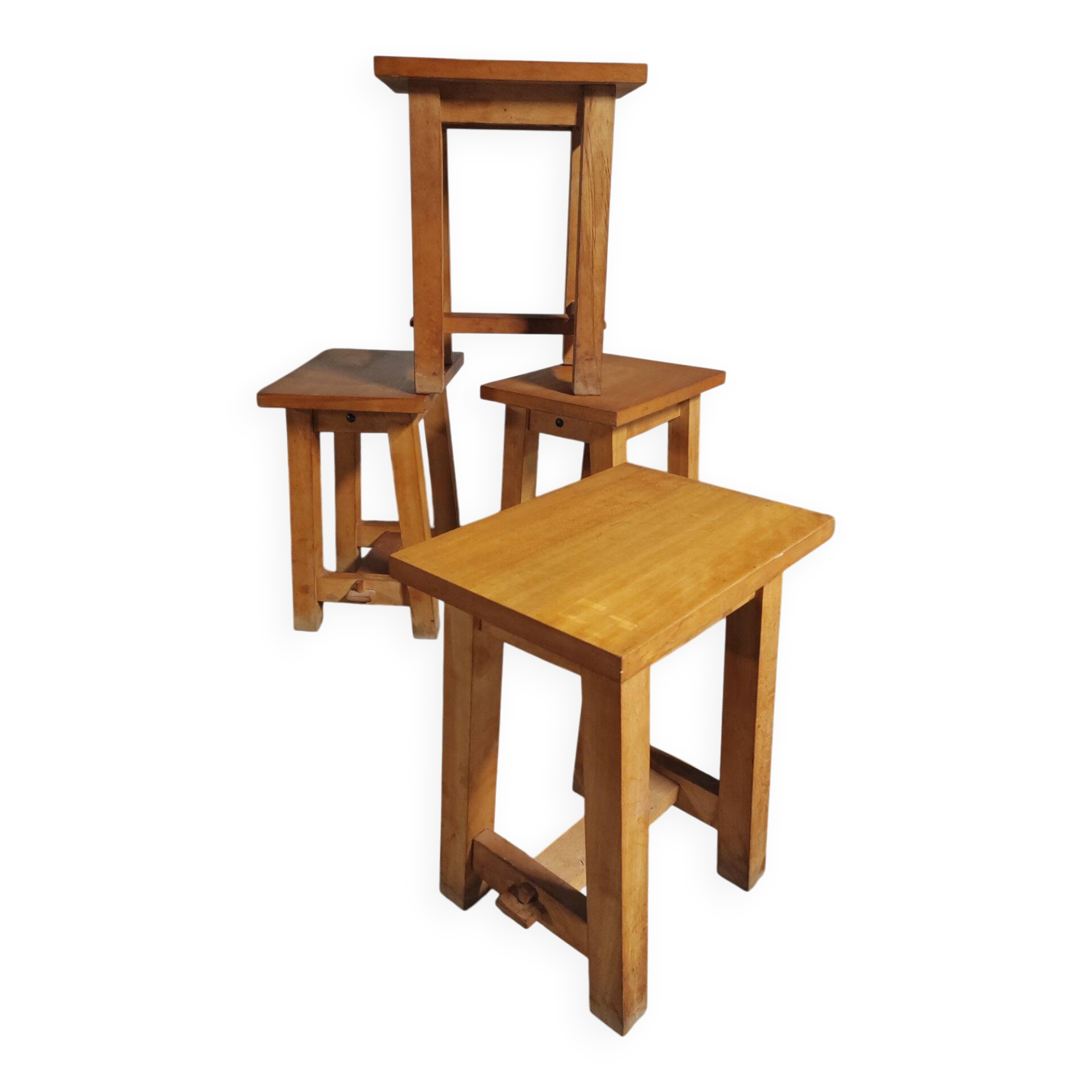 4 tabourets brutalistes