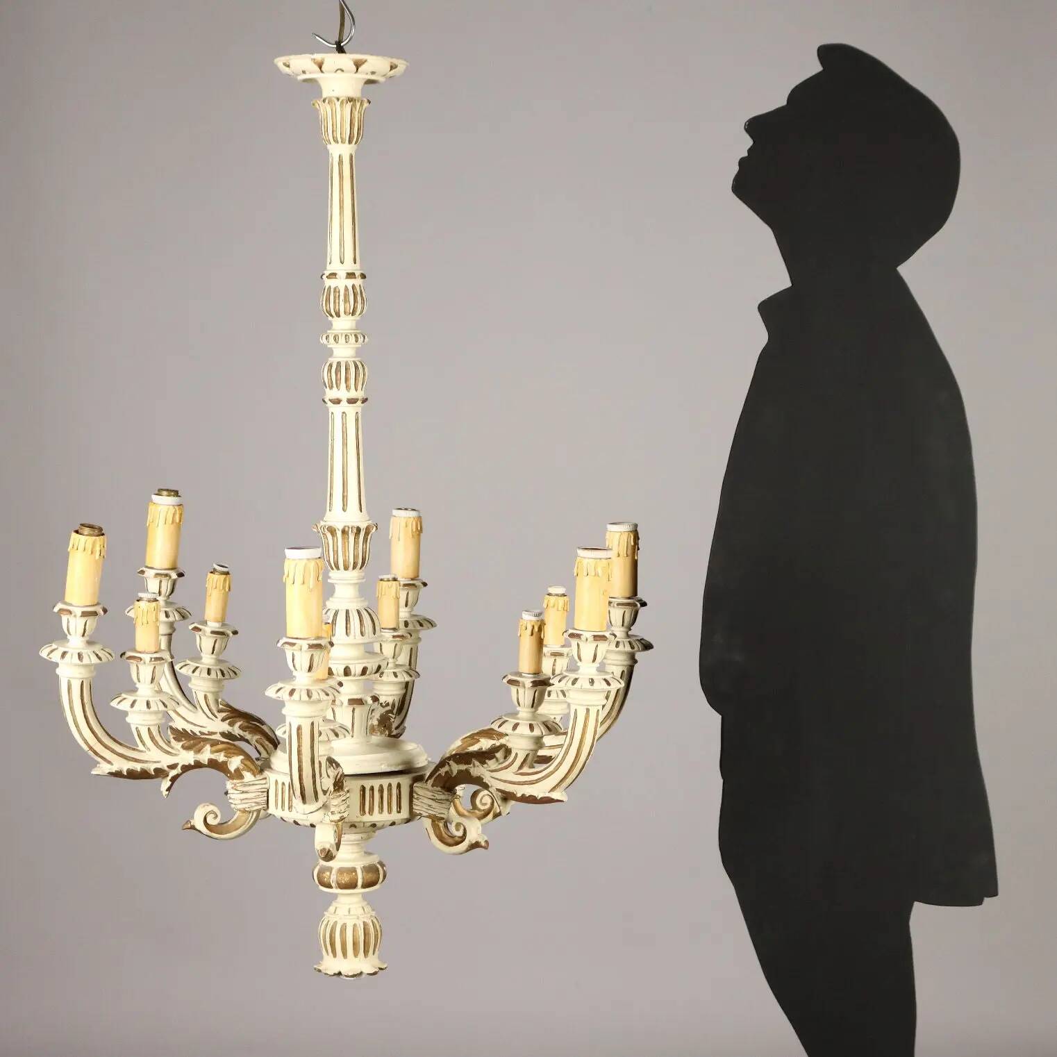 Antique chandelier in gilded and lacquered wood, Italy, 20th century.