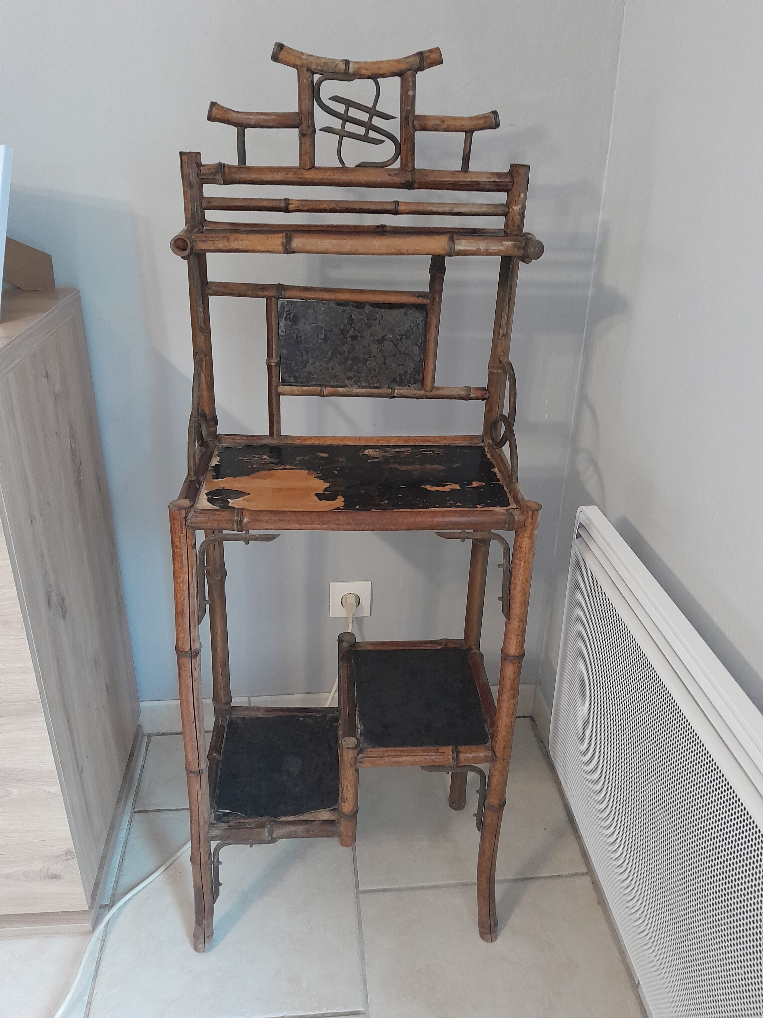 Shelf furniture in lacquered Japanese Chinese bamboo