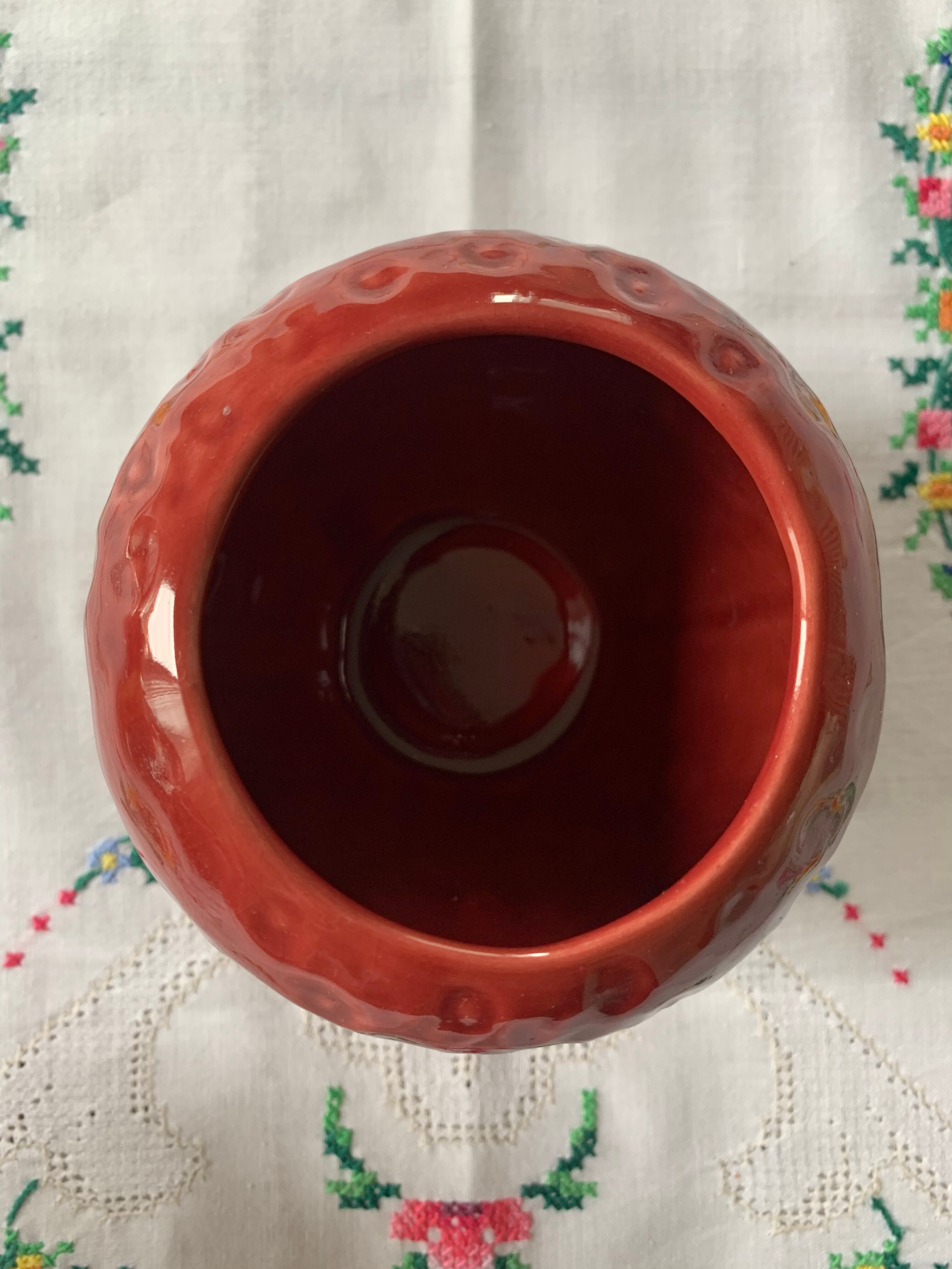 Strawberry-shaped slurry pot