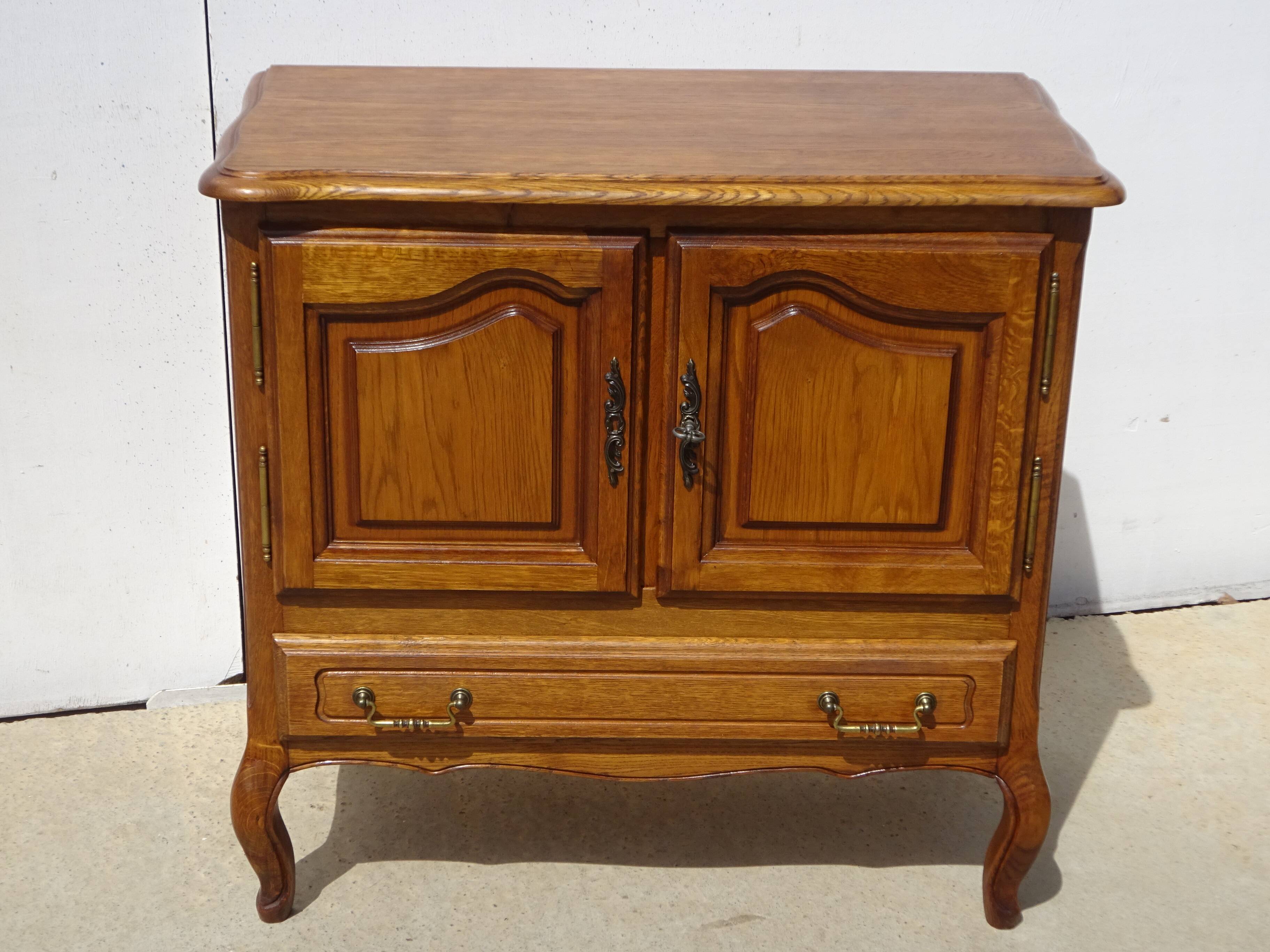 Oak TV unit with a rotating top