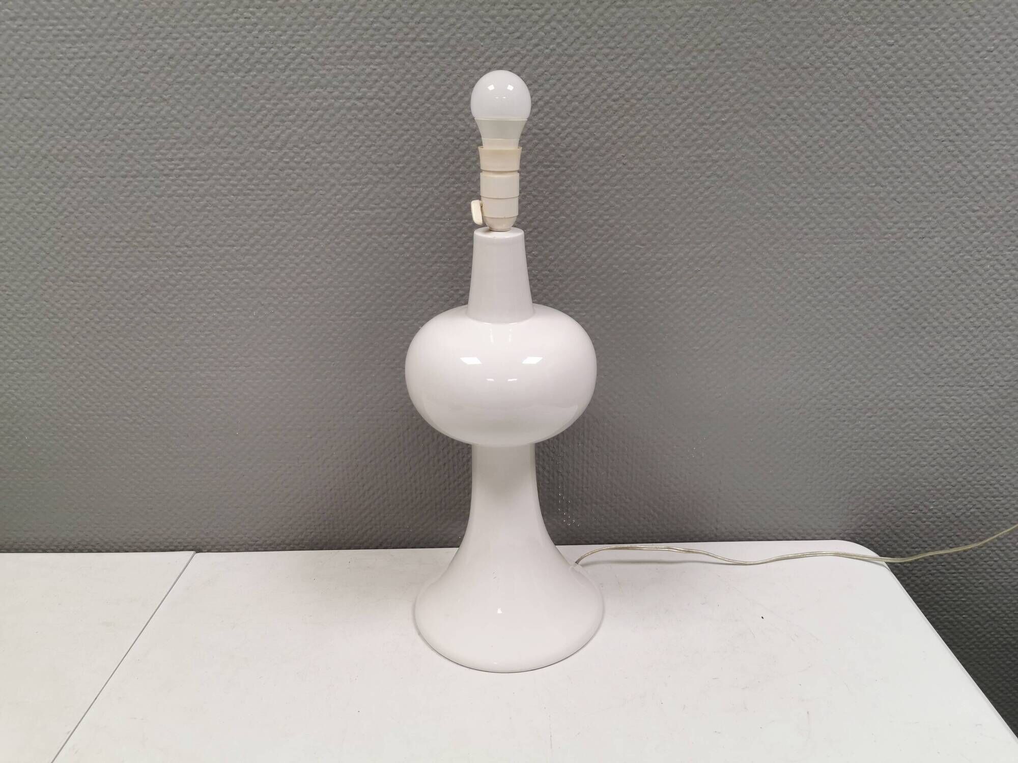 Large and beautiful Italian Table Lamp in white porcelain, estimated 1980s.