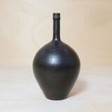Vase en grès à col étroit à couverte brune.