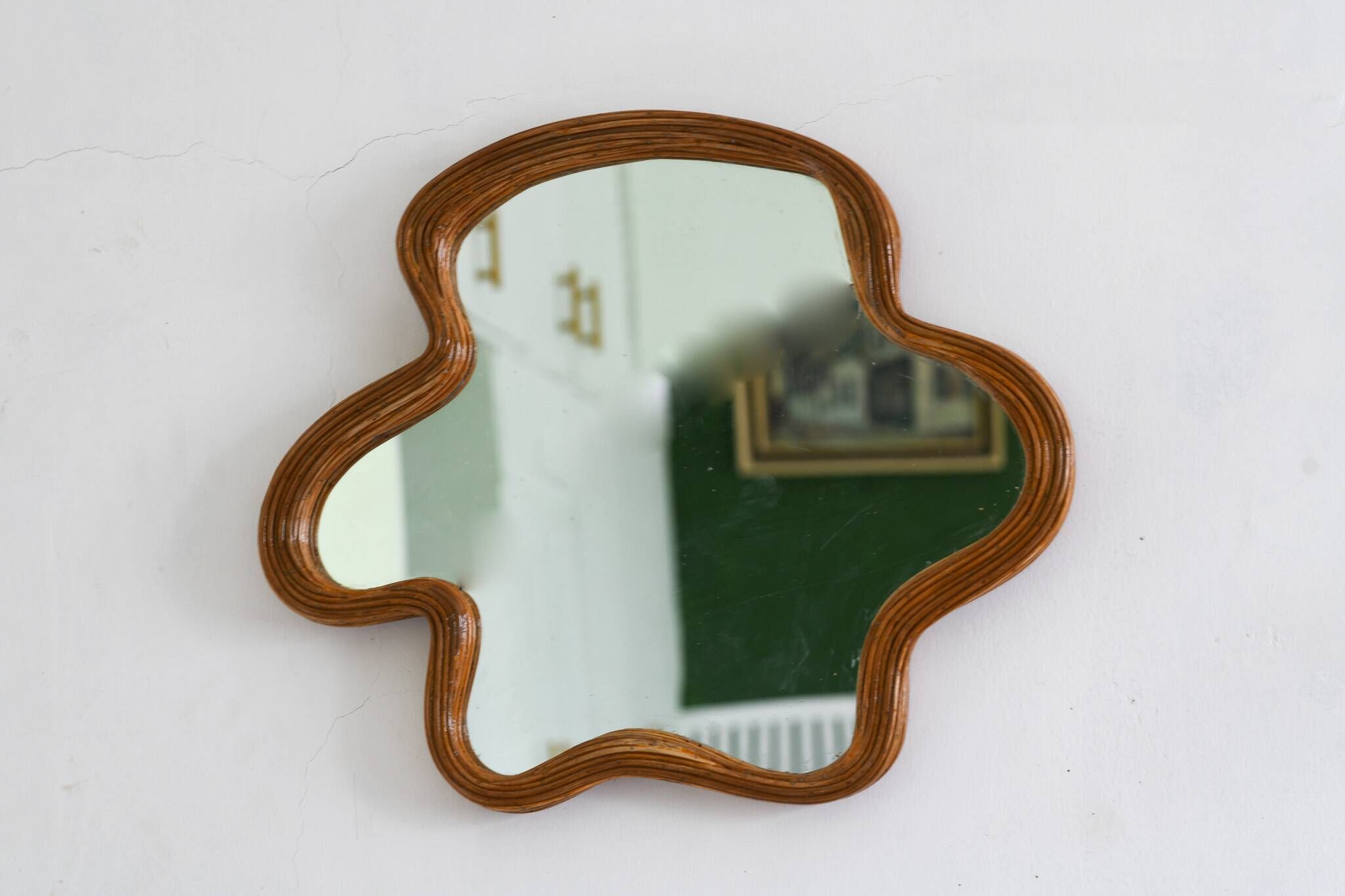 Miroir en osier de forme oranique
