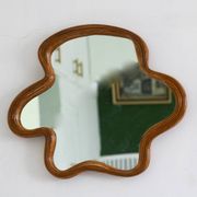 Miroir en osier de forme oranique